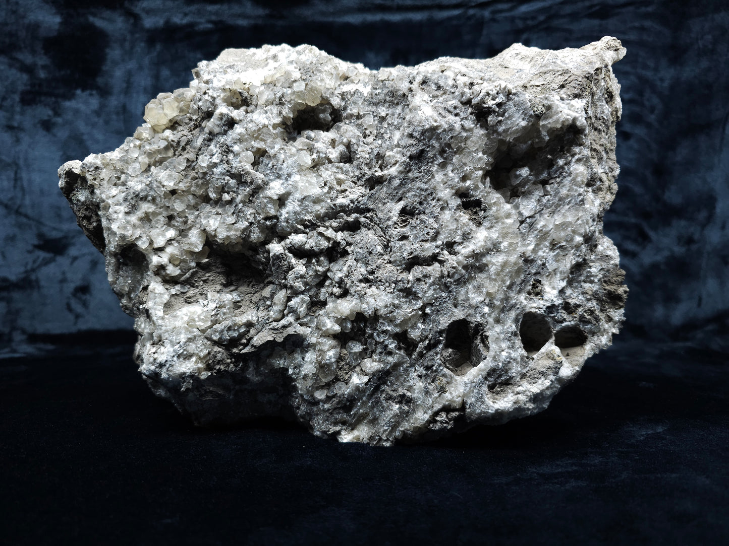 #33070 Super clear Nailhead Spar Calcite geode, Chalcopyrite ore and multiple small fossils in the matrix