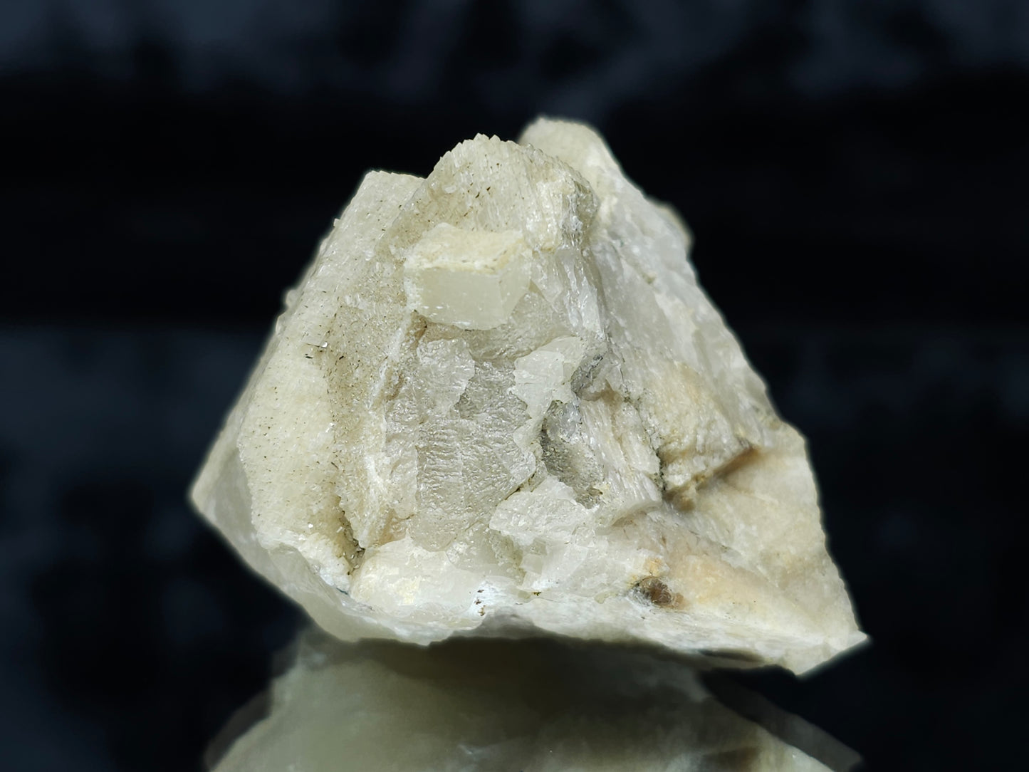 #88030 Cream-white Calcite pseudomorph after twin Combined form Calcite