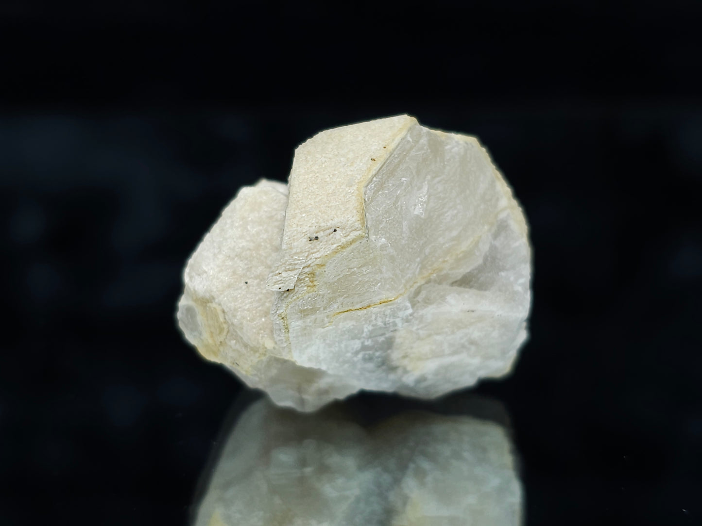 #88033 Cream-white Calcite pseudomorph after twin Combined form Calcite