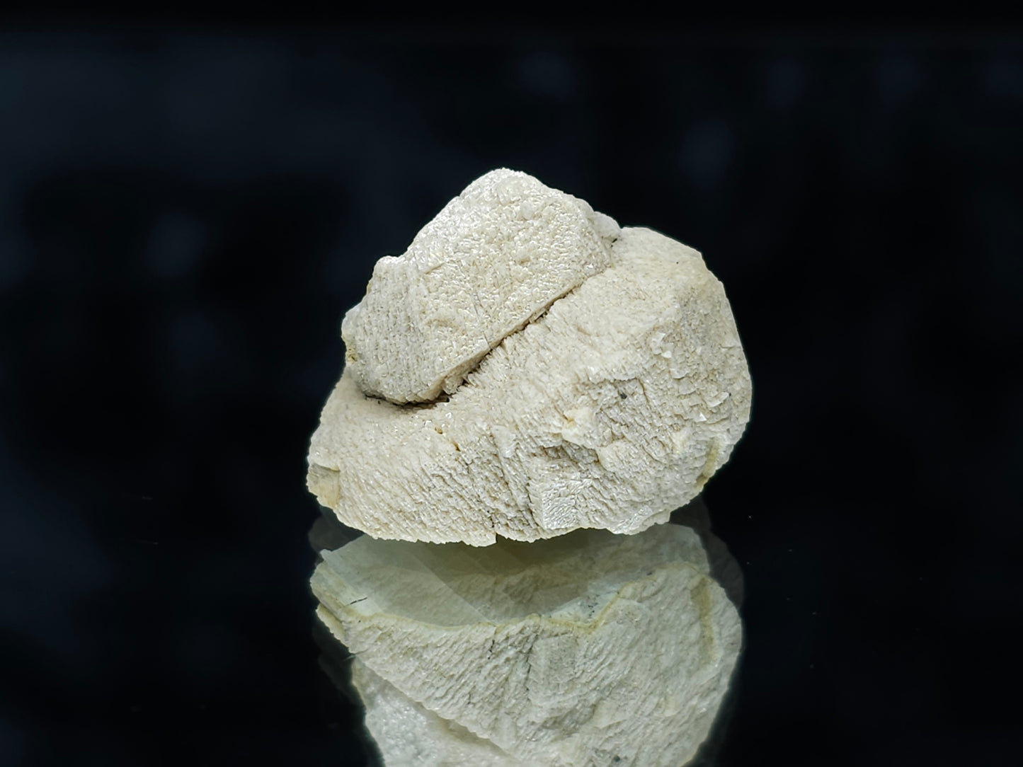 #88034 Cream-white Calcite pseudomorph after twin Combined from Calcite