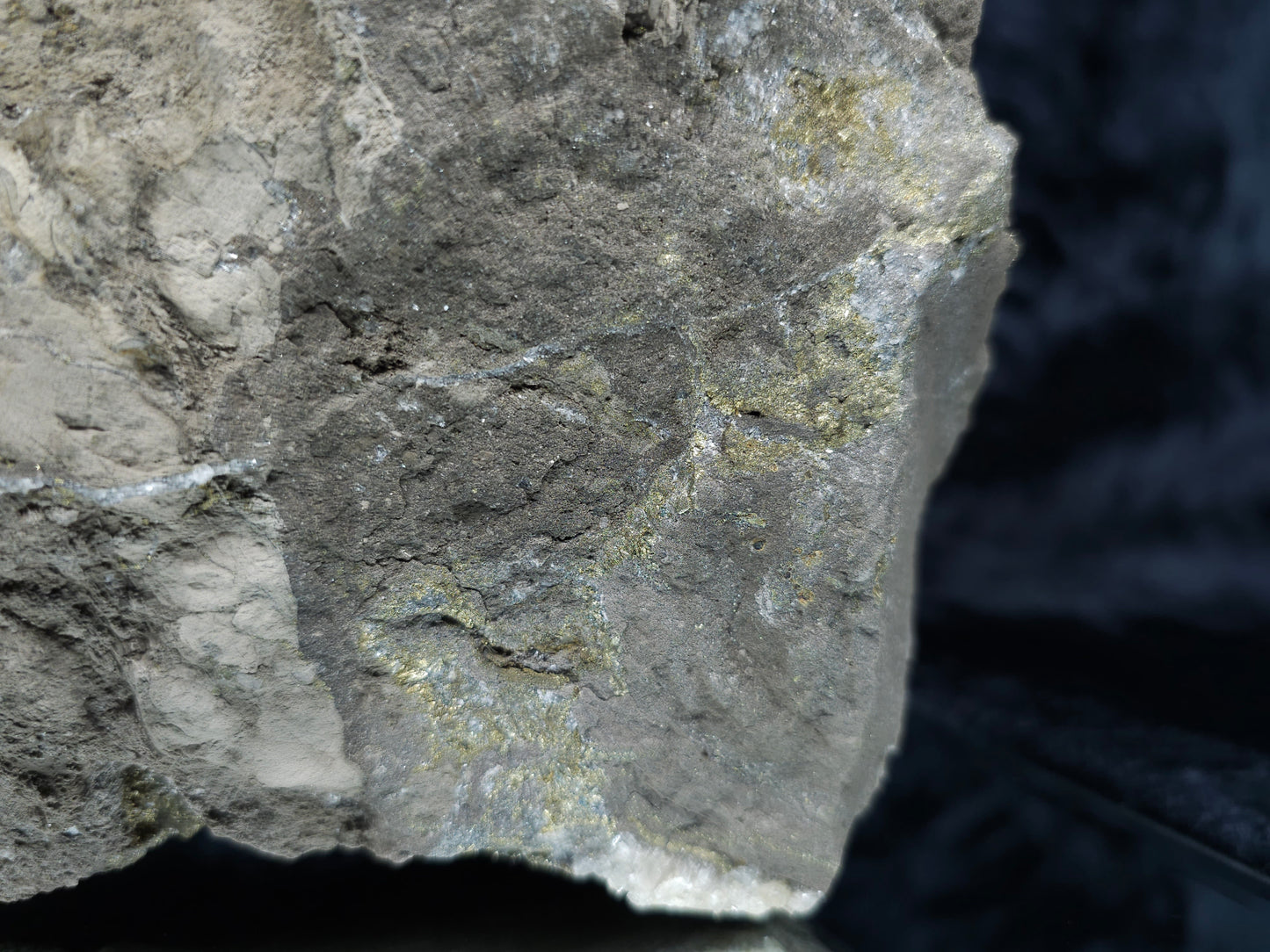 #33121 Super clear Nailhead Spar Calcite cluster with Chalcopyrite ore and multiple small fossils in the matrix