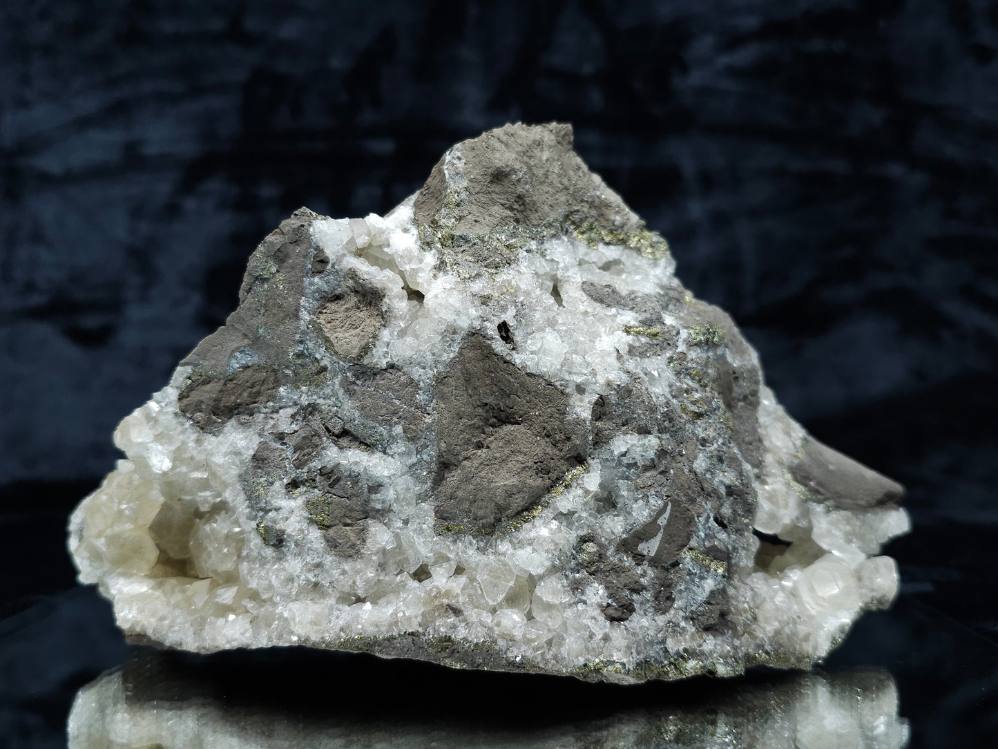 #33122 Super clear Nailhead Spar Calcite geode with Chalcopyrite ore and multiple small fossils in the matrix
