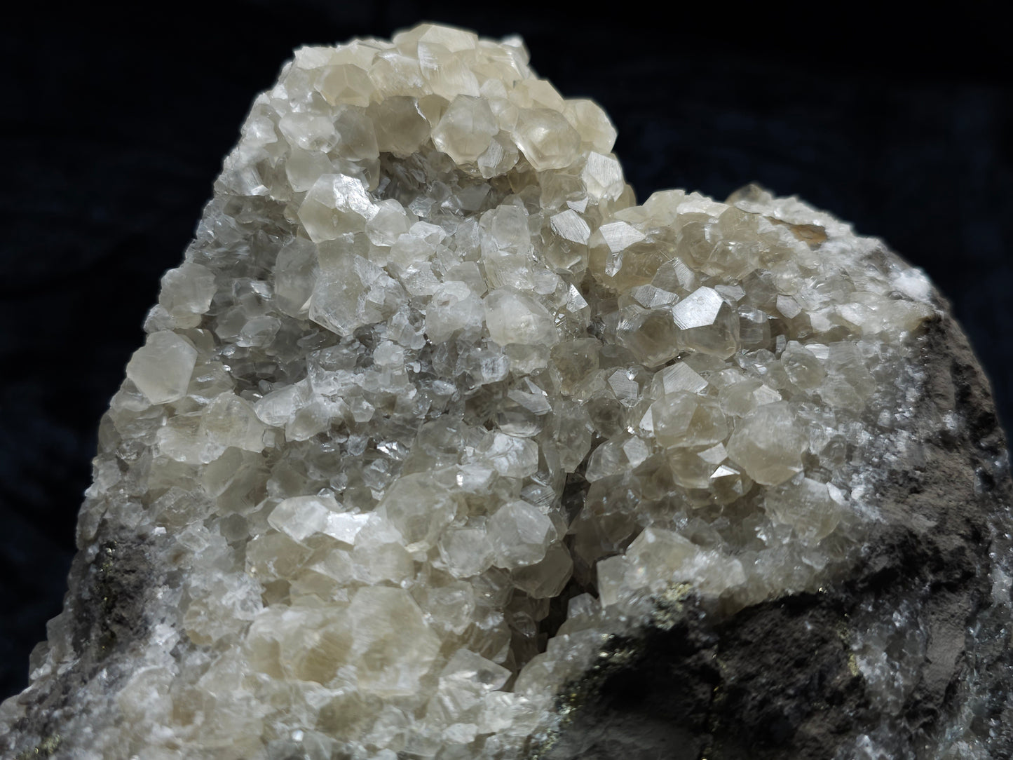 #33128 Super clear Nailhead Spar Calcite geode with Chalcopyrite ore and multiple small fossils in the matrix