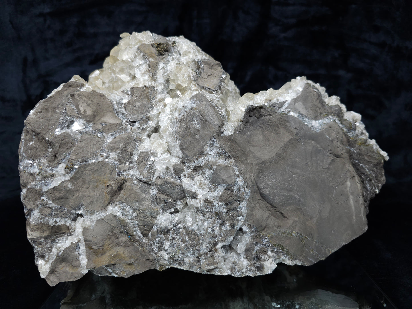 #33128 Super clear Nailhead Spar Calcite geode with Chalcopyrite ore and multiple small fossils in the matrix