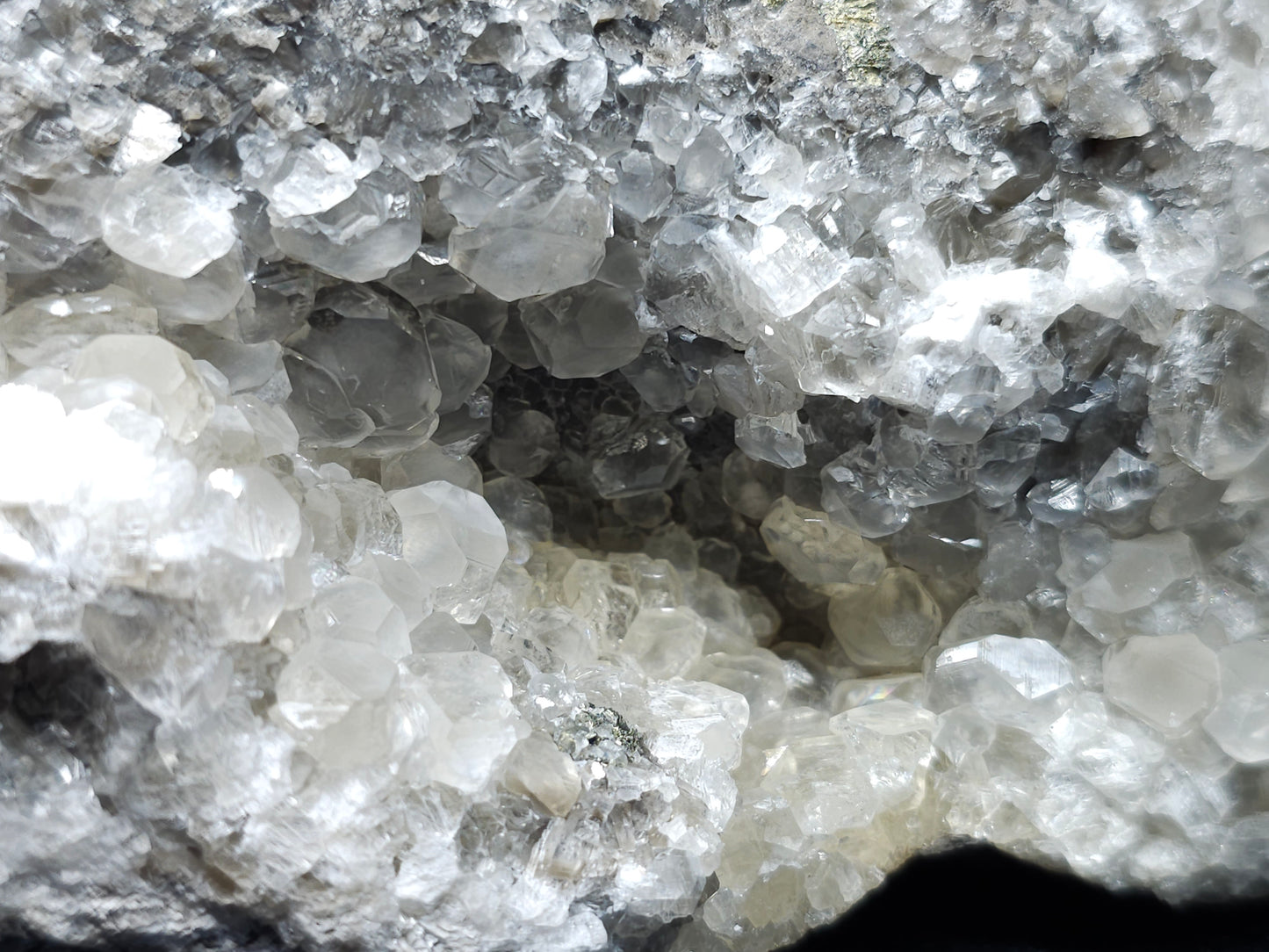 #33128 Super clear Nailhead Spar Calcite geode with Chalcopyrite ore and multiple small fossils in the matrix