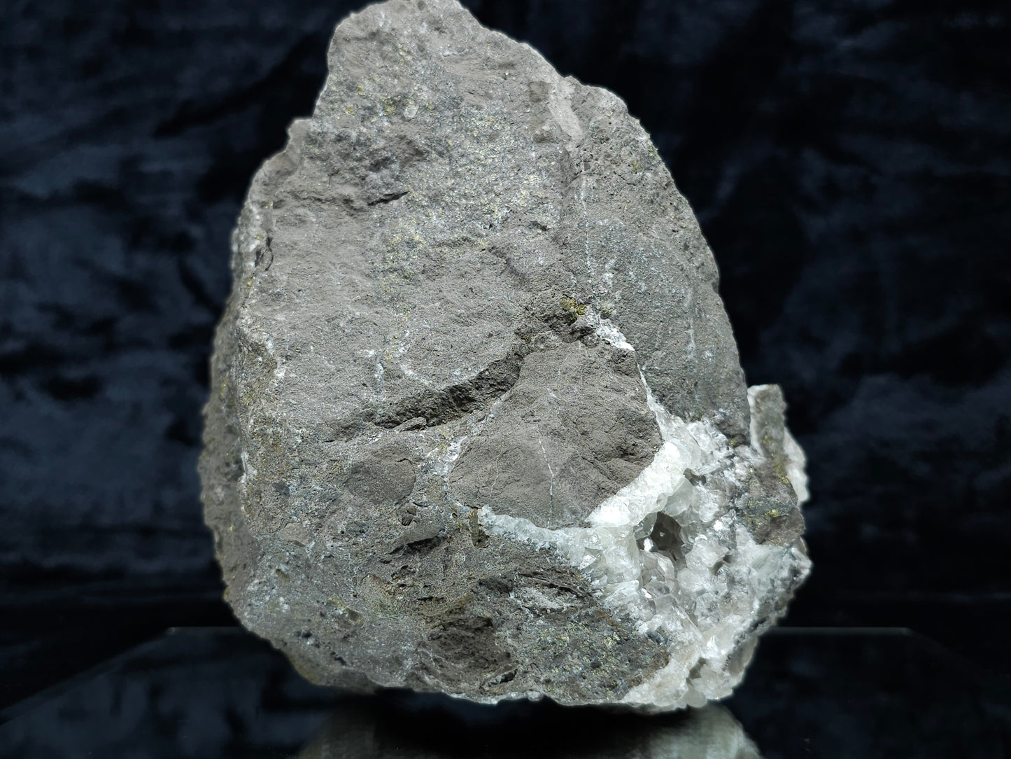 #33133 Super clear Nailhead Spar Calcite geode with Chalcopyrite ore and multiple small fossils in the matrix