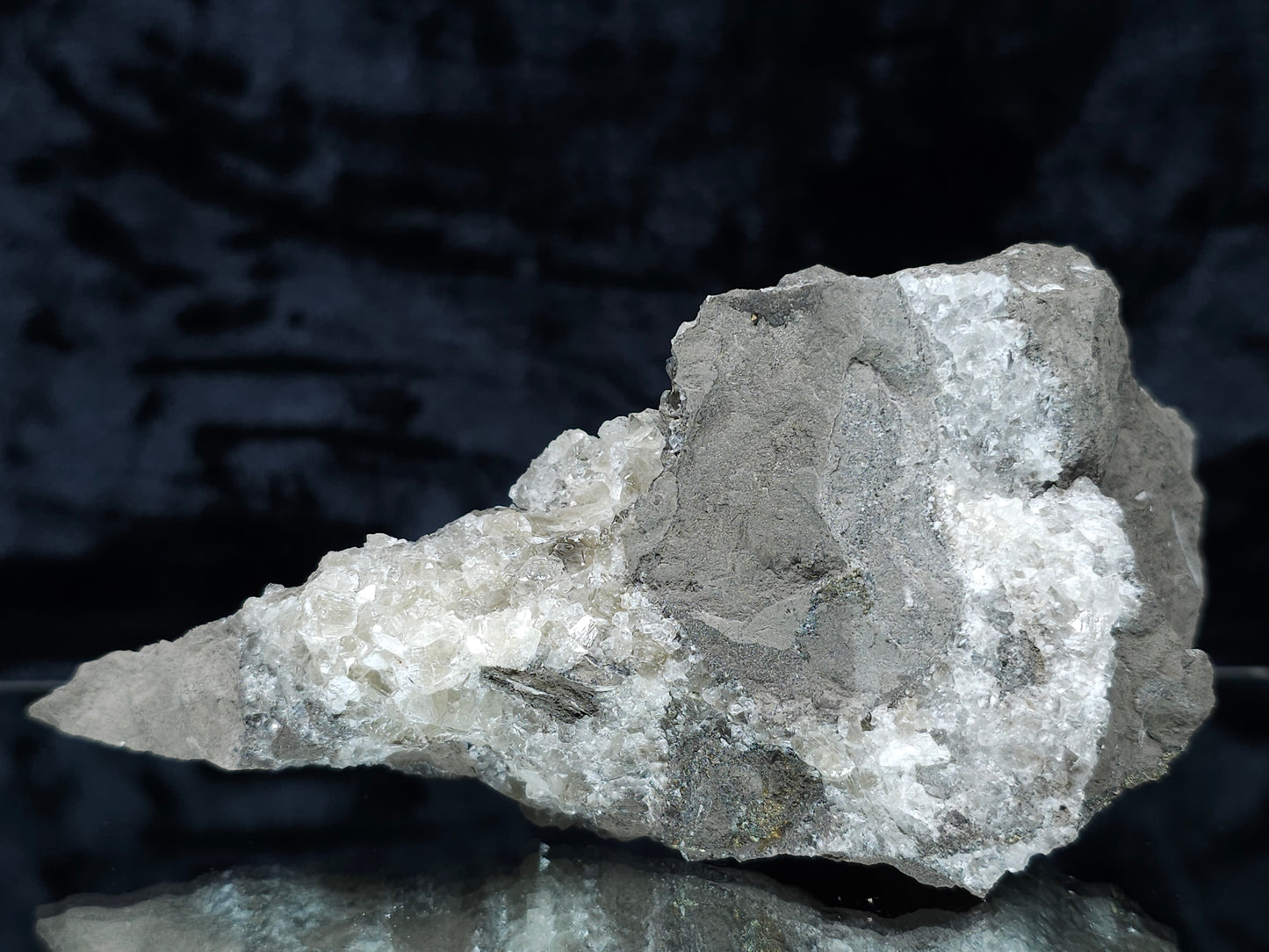 #33146 Super clear Nailhead Spar Calcite geode with Chalcopyrite ore and multiple small fossils in the matrix
