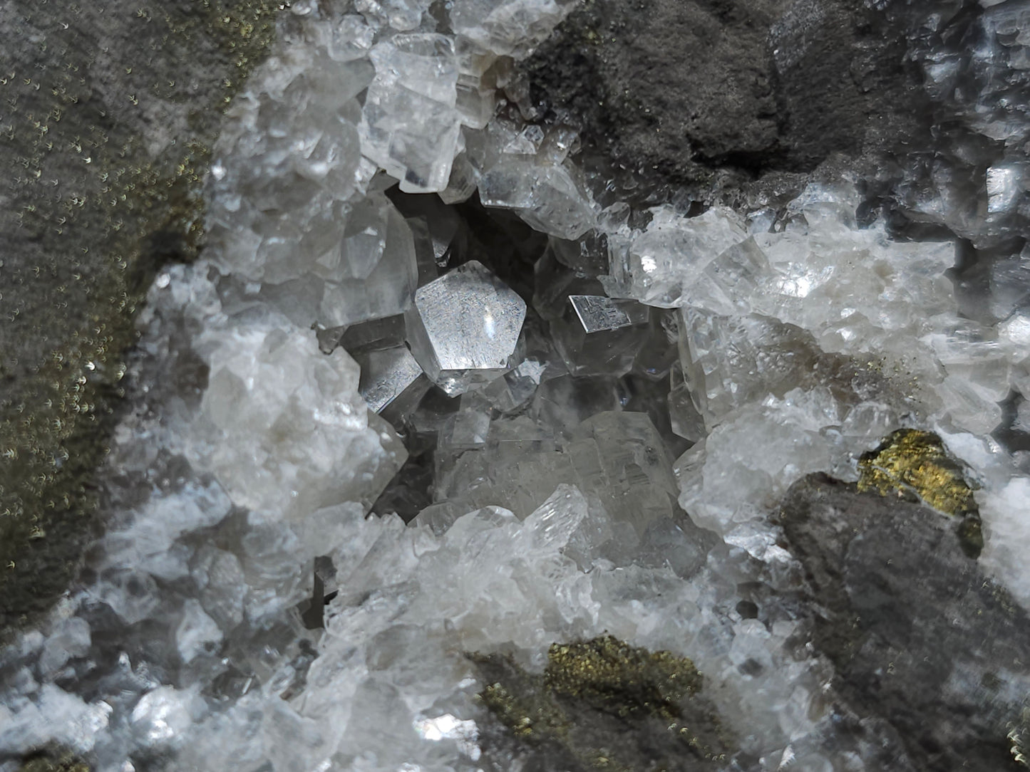 #33145 Super clear Nailhead Spar Calcite geode with Chalcopyrite ore and multiple small fossils in the matrix