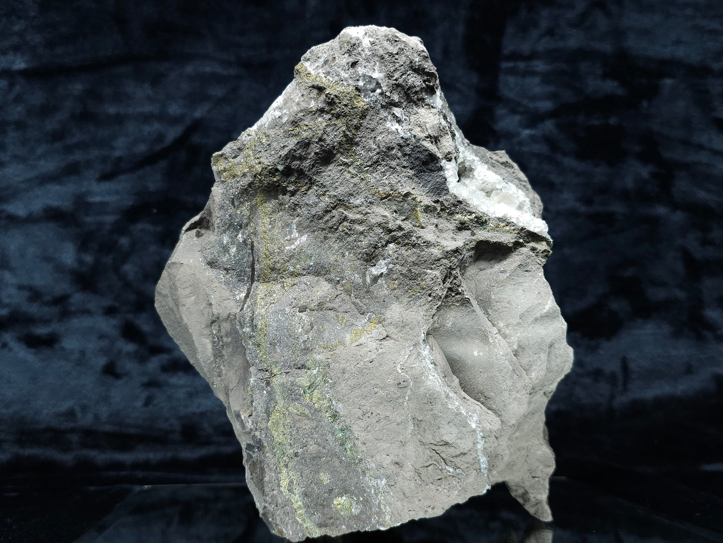 #33136 Super clear Nailhead Spar Calcite geode with Chalcopyrite ore and multiple small fossils in the matrix