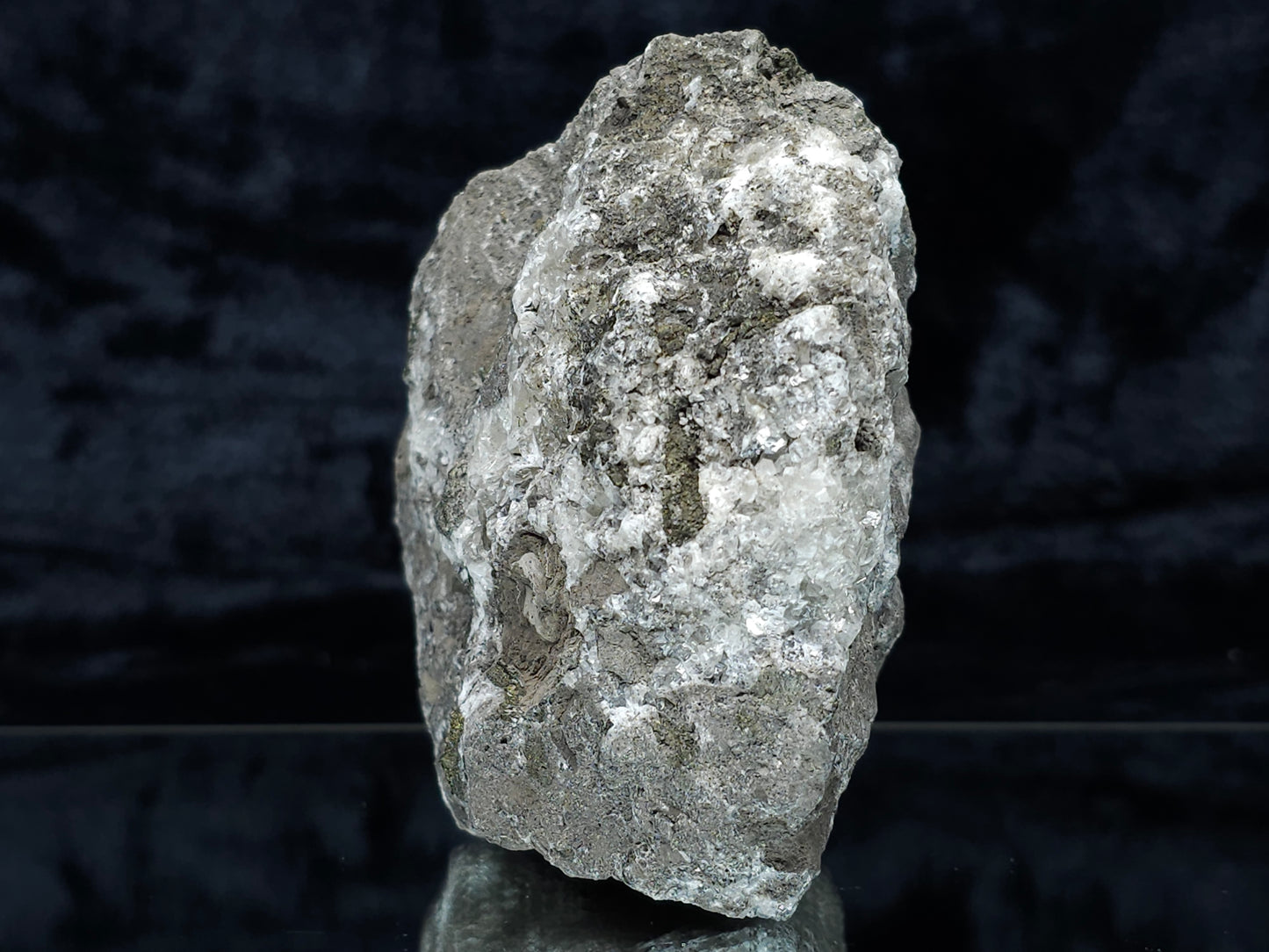 #33155 Super clear Nailhead Spar Calcite cluster with Chalcopyrite ore and multiple small fossils in the matrix