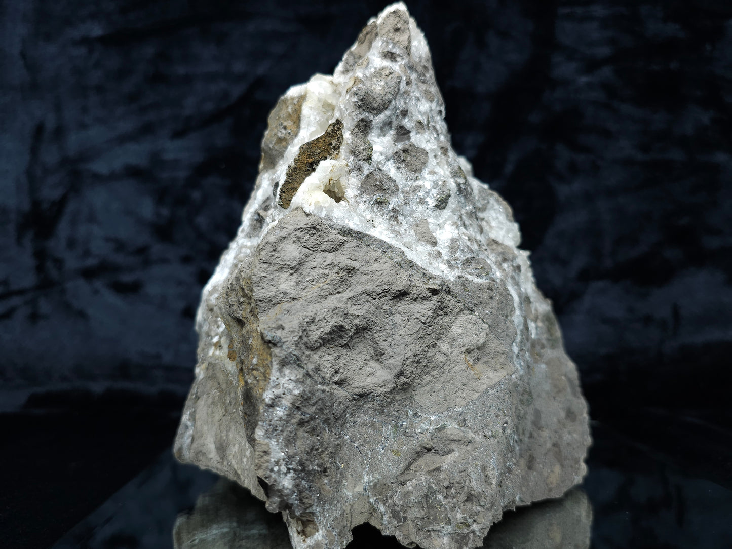 #33161 Super clear Nailhead Spar Calcite geode with Chalcopyrite ore and multiple small fossils in the matrix