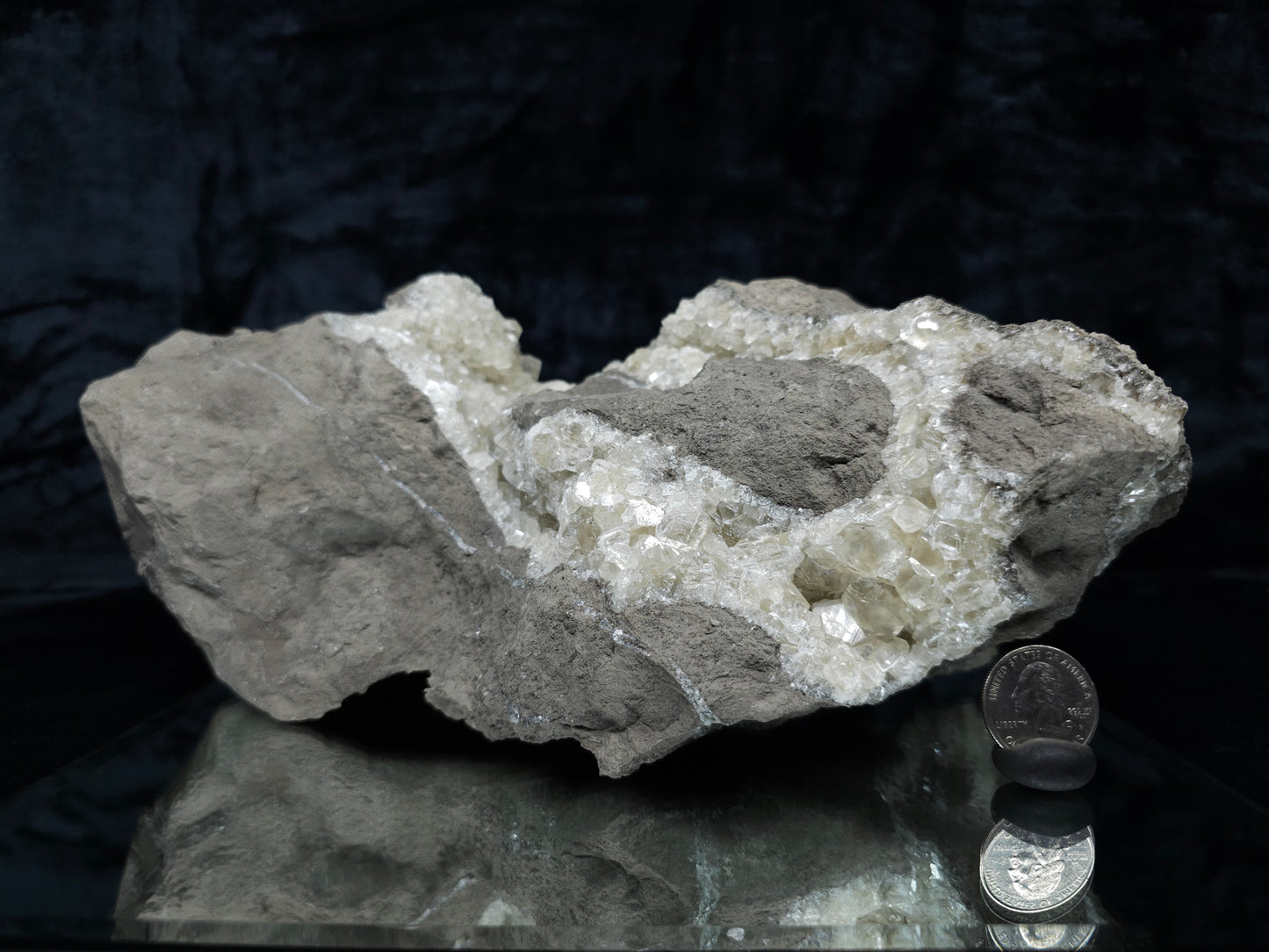 #33173 Special clear Nailhead Spar Calcite cluster with Chalcopyrite ore and multiple small fossils in the matrix