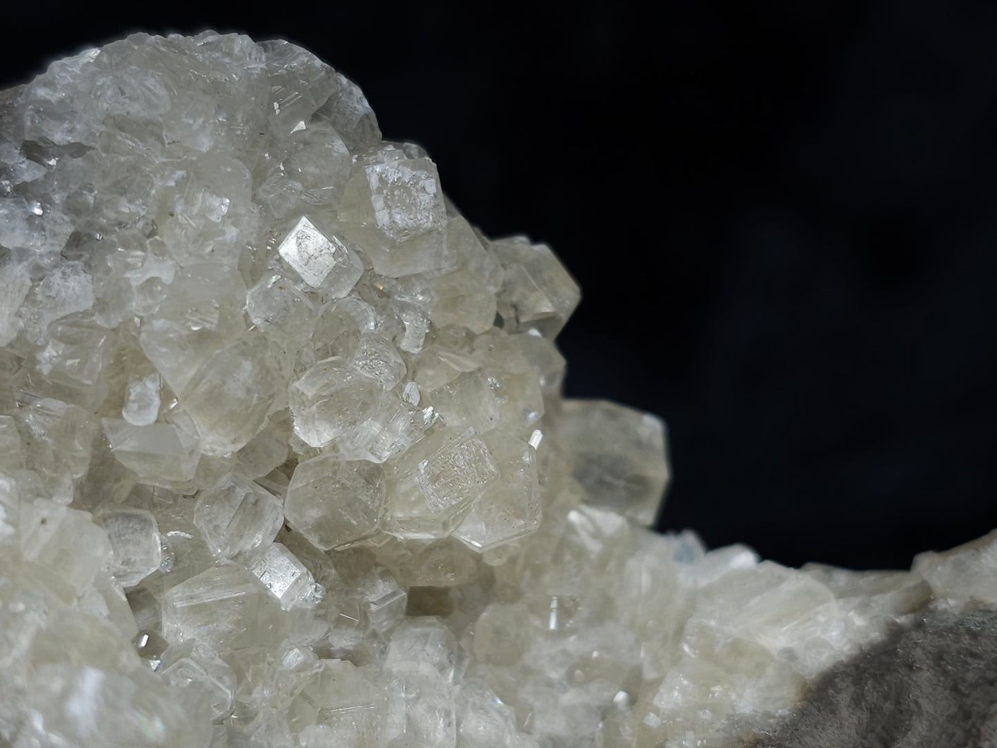 #33173 Special clear Nailhead Spar Calcite cluster with Chalcopyrite ore and multiple small fossils in the matrix