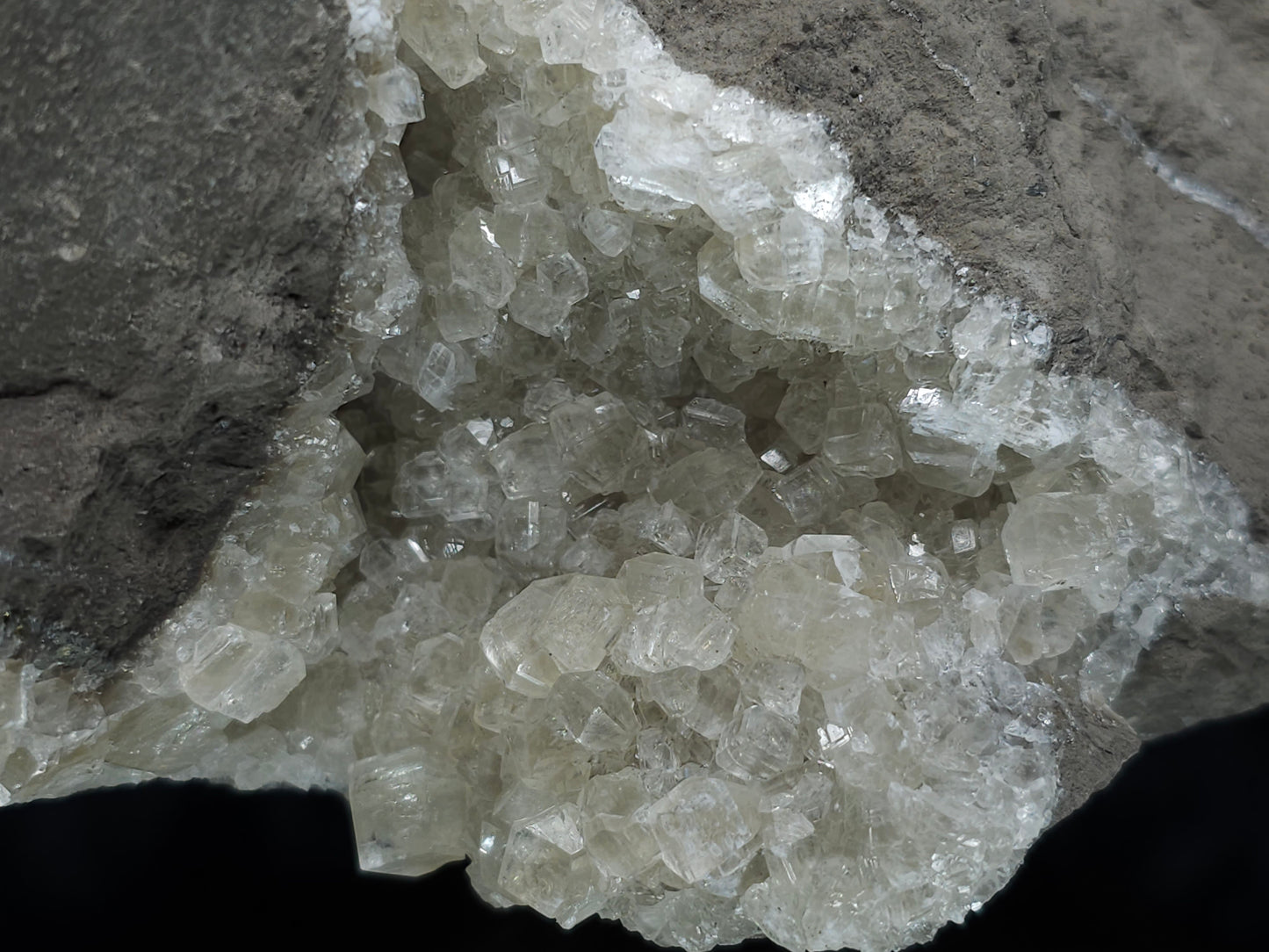 #33173 Special clear Nailhead Spar Calcite cluster with Chalcopyrite ore and multiple small fossils in the matrix