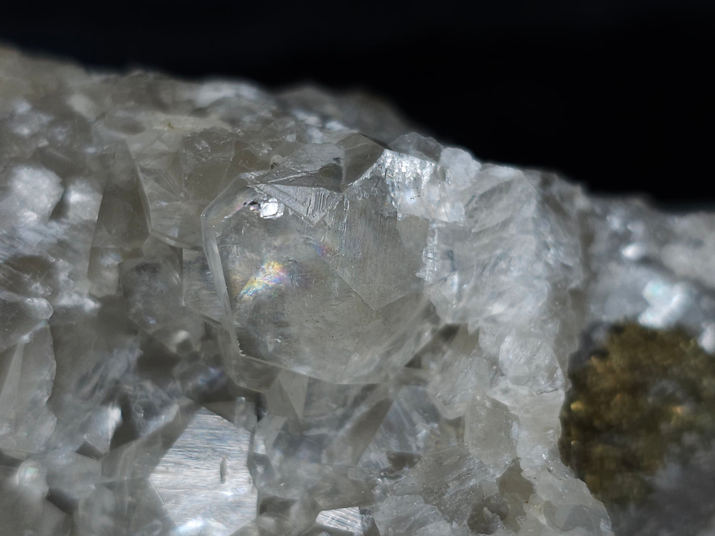 #33179 Special clear Nailhead Spar Calcite cluster with Chalcopyrite ore and multiple small fossils in the matrix