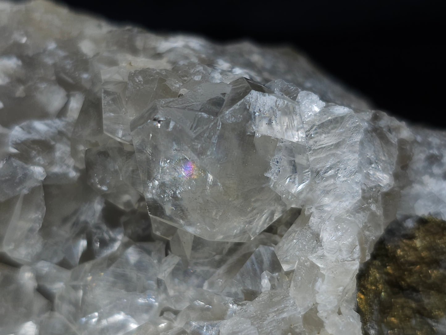 #33179 Special clear Nailhead Spar Calcite cluster with Chalcopyrite ore and multiple small fossils in the matrix