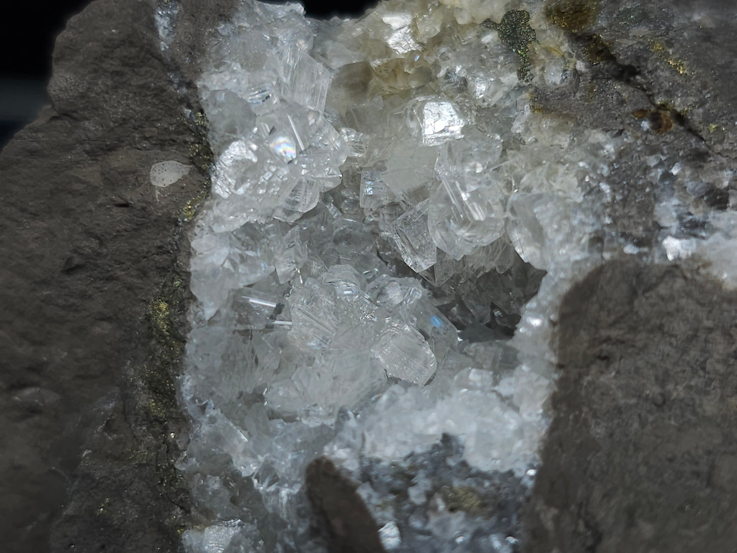 #33181 Special clear Nailhead Spar Calcite cluster with Chalcopyrite ore and multiple small fossils in the matrix