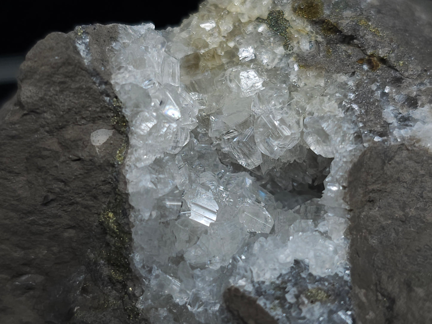 #33181 Special clear Nailhead Spar Calcite cluster with Chalcopyrite ore and multiple small fossils in the matrix