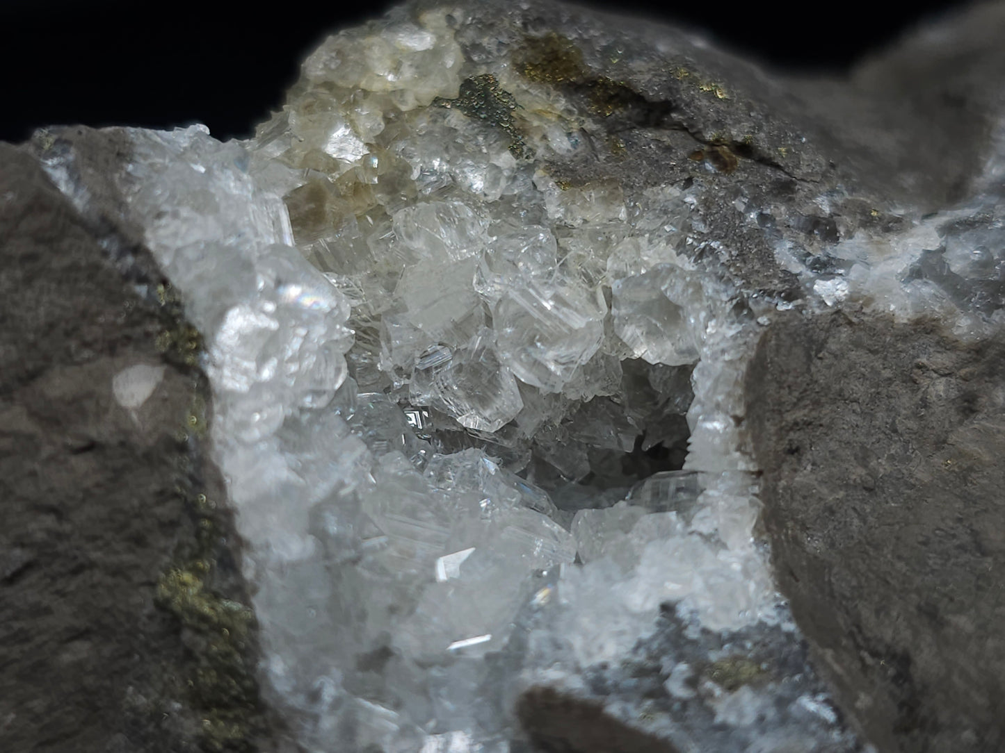 #33181 Special clear Nailhead Spar Calcite cluster with Chalcopyrite ore and multiple small fossils in the matrix