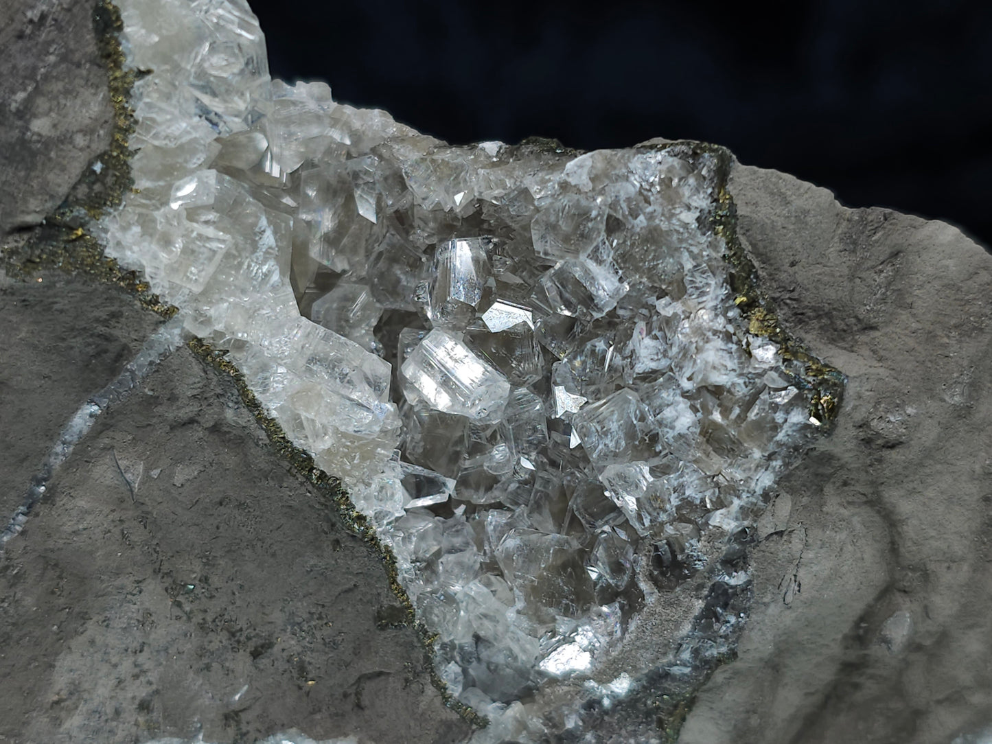 #33182 Special clear Nailhead Spar Calcite cluster with Chalcopyrite ore and multiple small fossils in the matrix