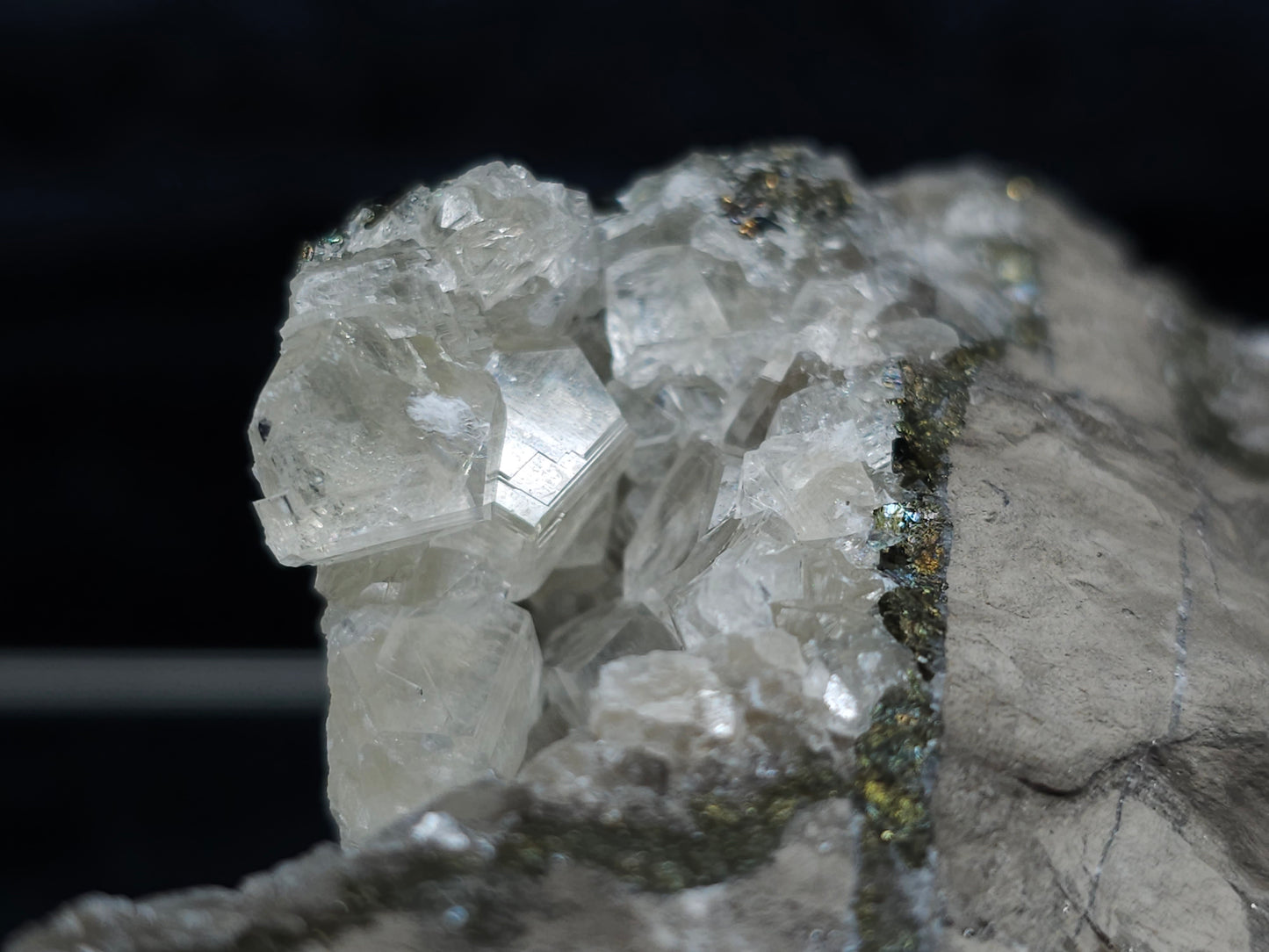 #33182 Special clear Nailhead Spar Calcite cluster with Chalcopyrite ore and multiple small fossils in the matrix