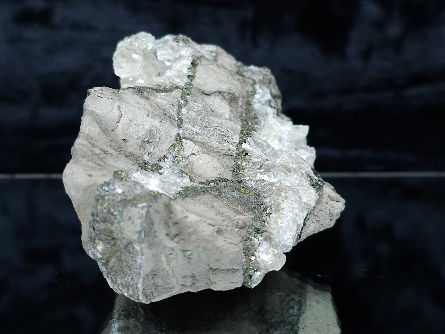 #33182 Special clear Nailhead Spar Calcite cluster with Chalcopyrite ore and multiple small fossils in the matrix