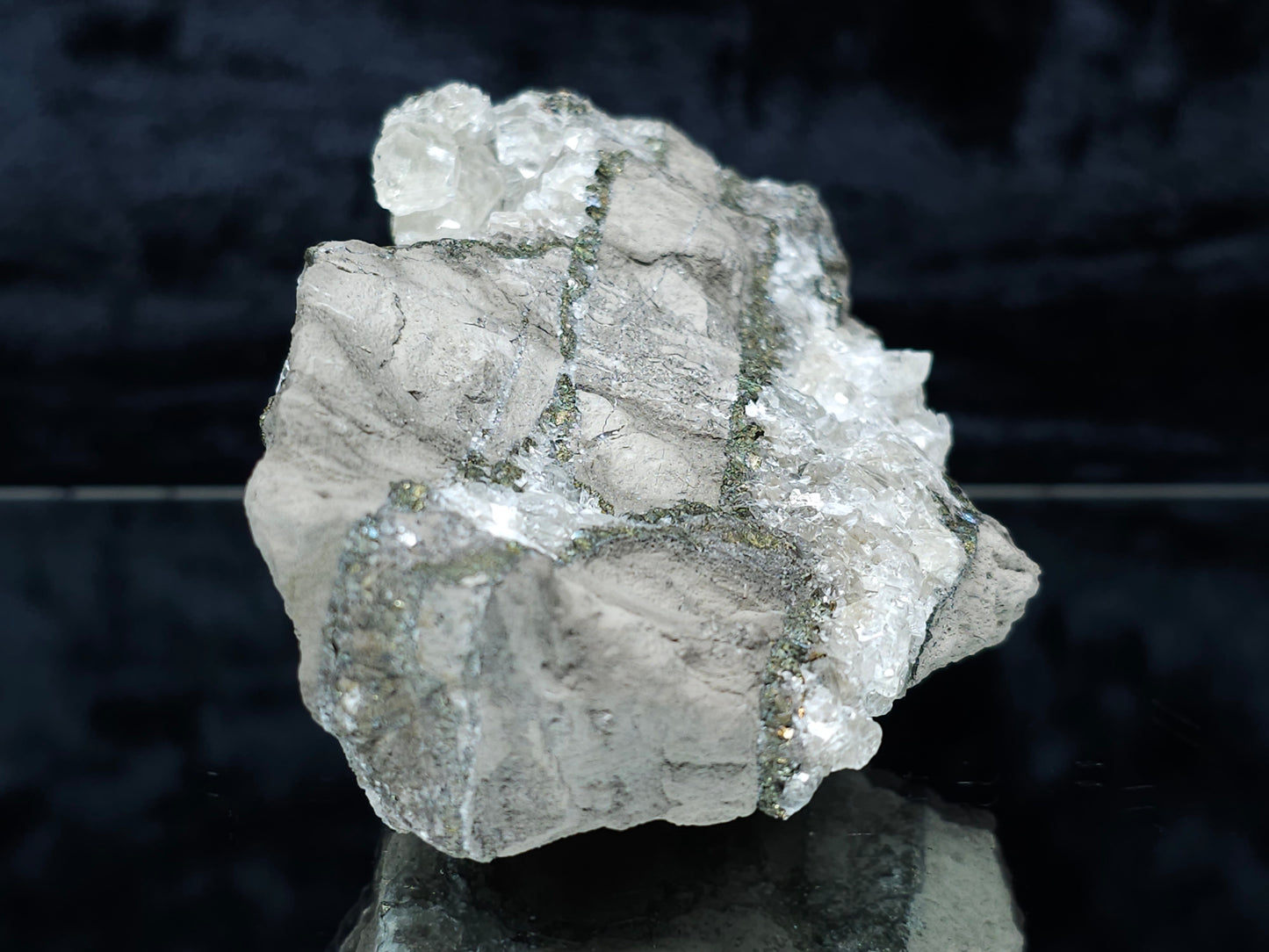 #33182 Special clear Nailhead Spar Calcite cluster with Chalcopyrite ore and multiple small fossils in the matrix