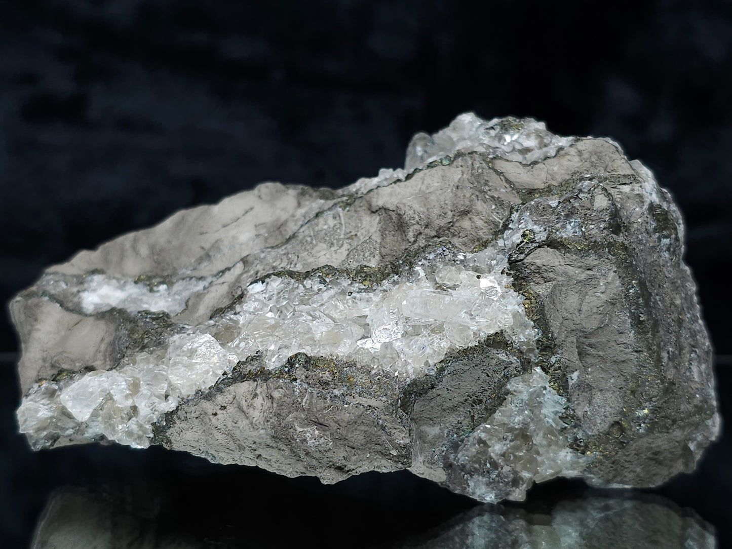 #33182 Special clear Nailhead Spar Calcite cluster with Chalcopyrite ore and multiple small fossils in the matrix