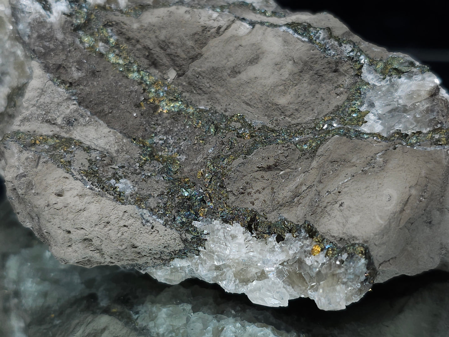 #33182 Special clear Nailhead Spar Calcite cluster with Chalcopyrite ore and multiple small fossils in the matrix