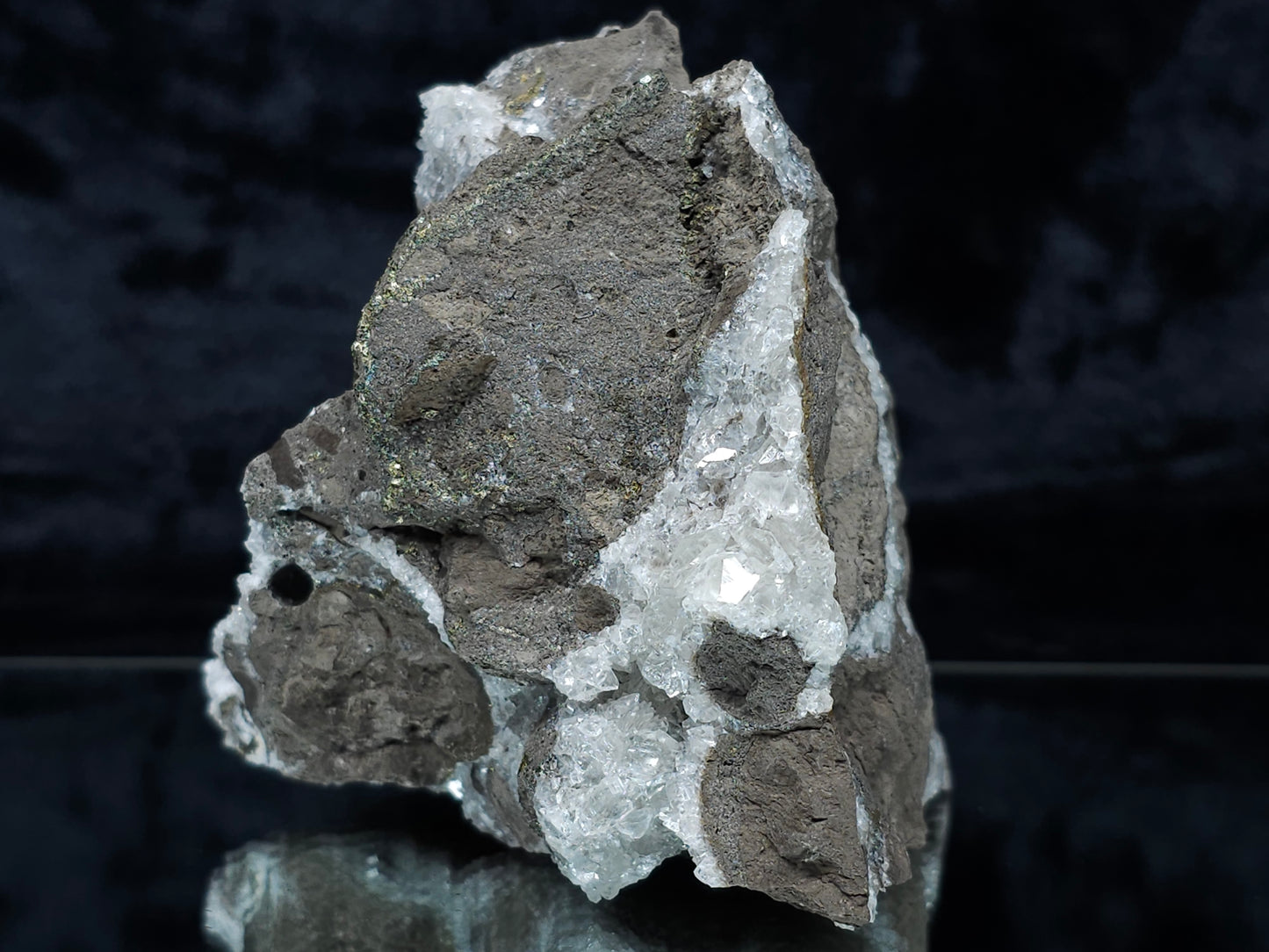 #33184 Special clear Nailhead Spar Calcite cluster with Chalcopyrite ore and multiple small fossils in the matrix