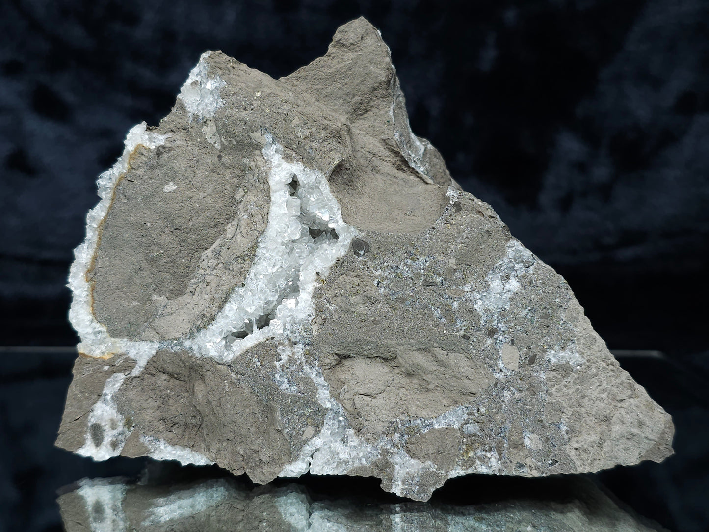 #33184 Special clear Nailhead Spar Calcite cluster with Chalcopyrite ore and multiple small fossils in the matrix