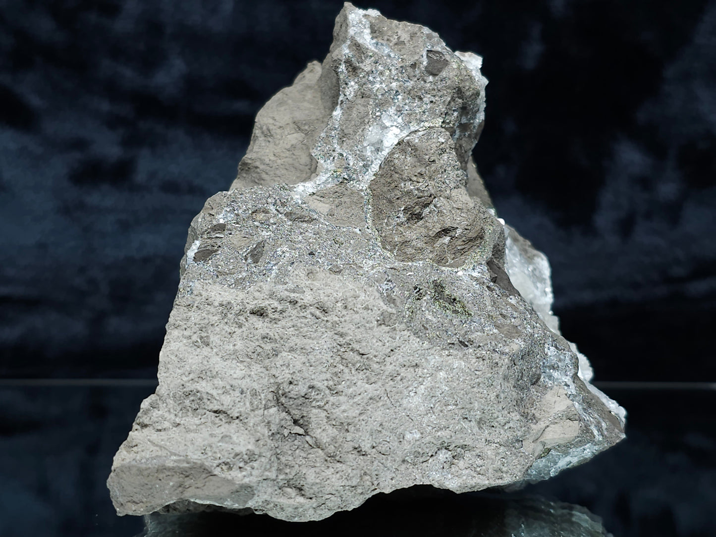 #33184 Special clear Nailhead Spar Calcite cluster with Chalcopyrite ore and multiple small fossils in the matrix