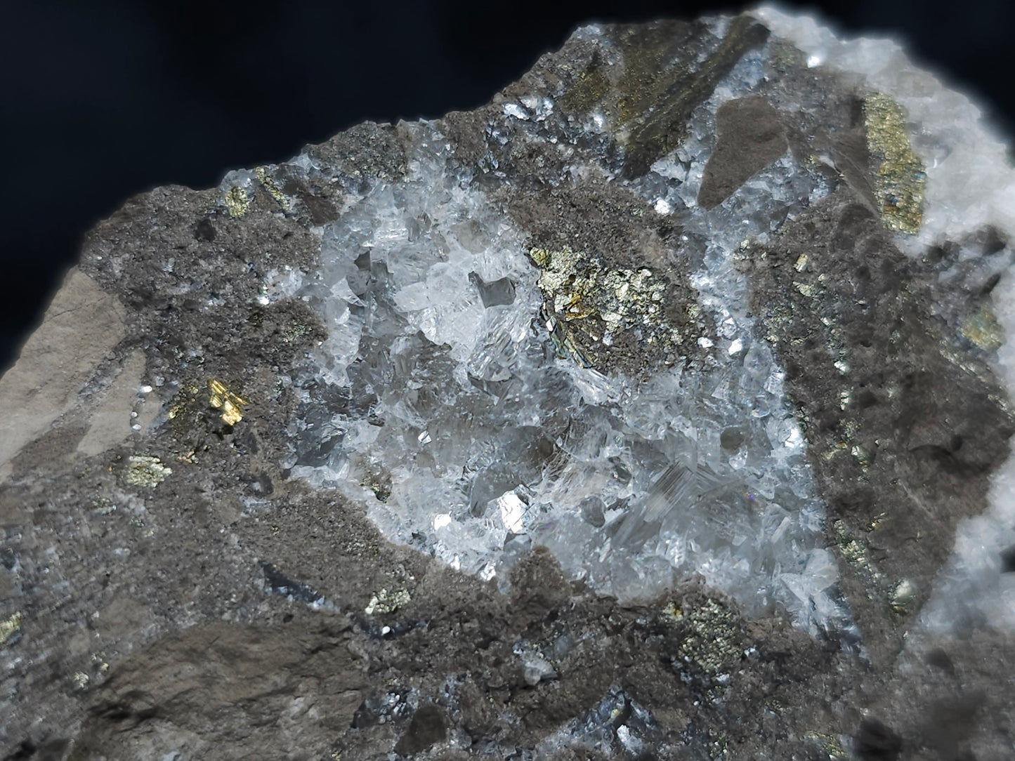 #33184 Special clear Nailhead Spar Calcite cluster with Chalcopyrite ore and multiple small fossils in the matrix