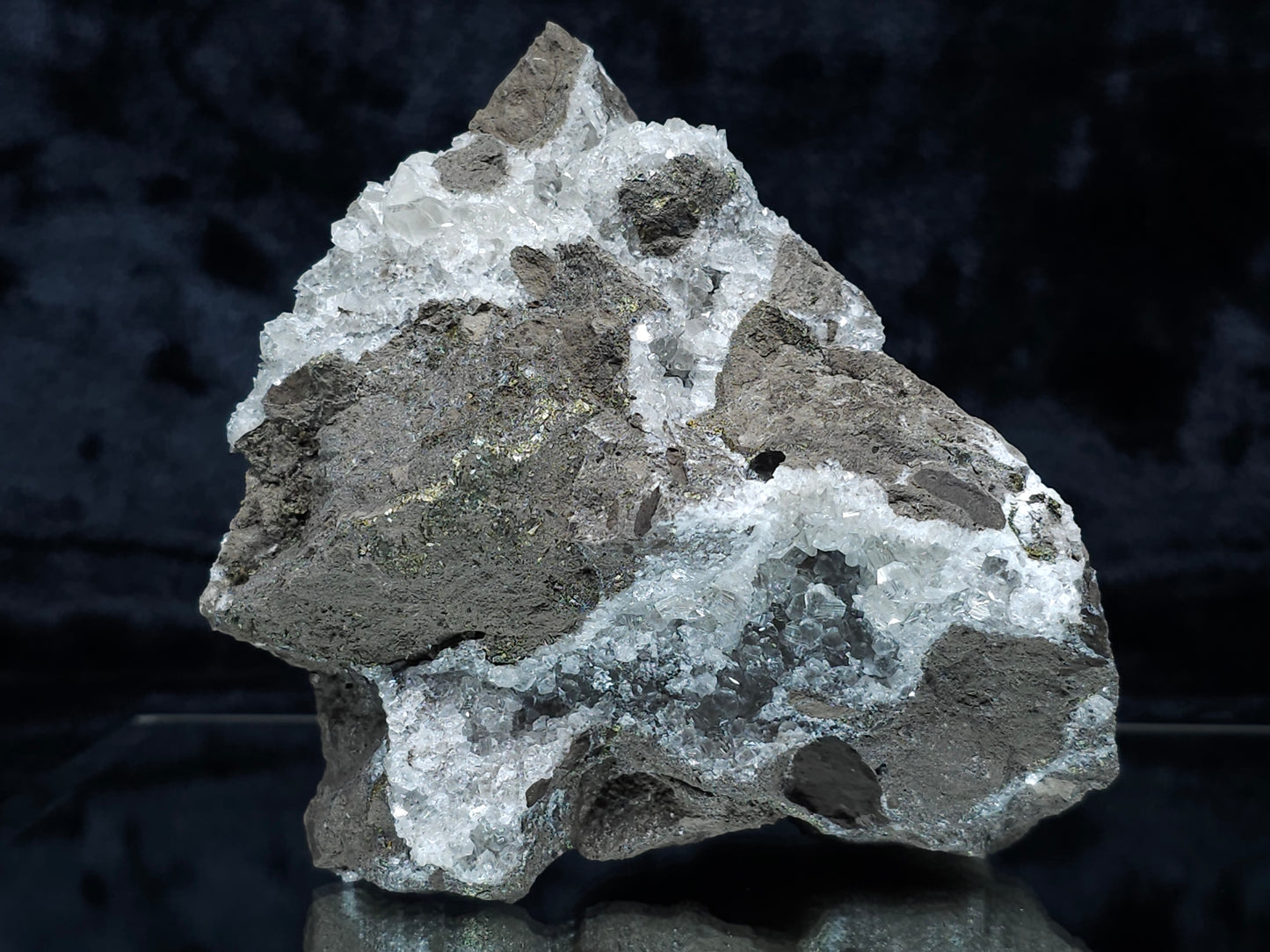 #33184 Special clear Nailhead Spar Calcite cluster with Chalcopyrite ore and multiple small fossils in the matrix