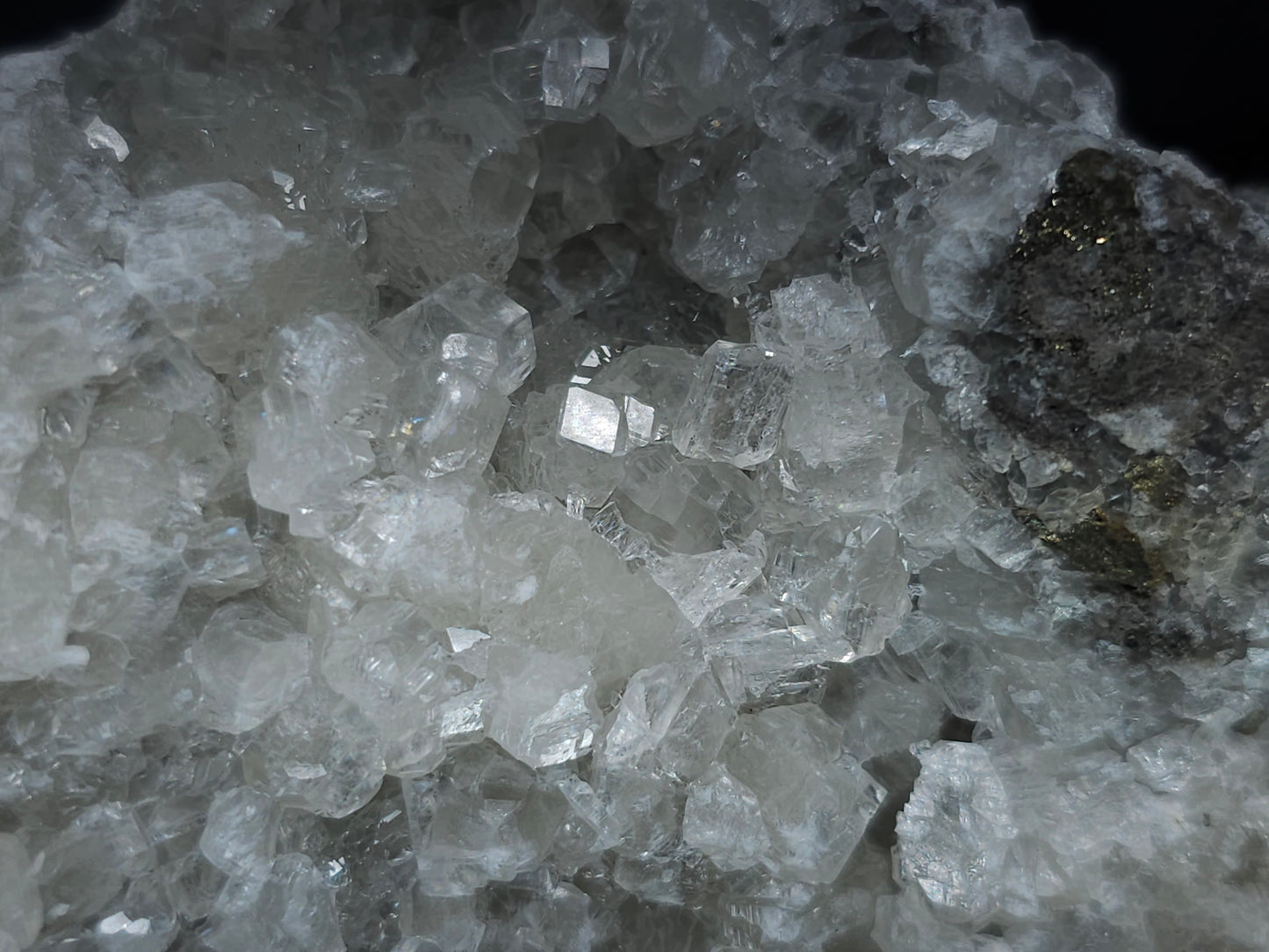 #33185 Special clear Nailhead Spar Calcite cluster with Chalcopyrite ore and multiple small fossils in the matrix
