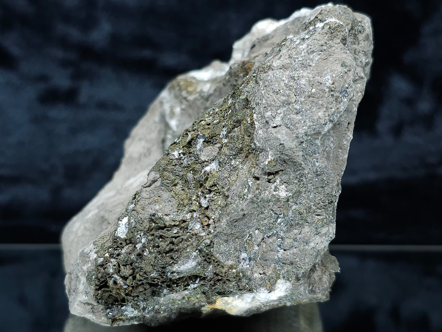 #33185 Special clear Nailhead Spar Calcite cluster with Chalcopyrite ore and multiple small fossils in the matrix