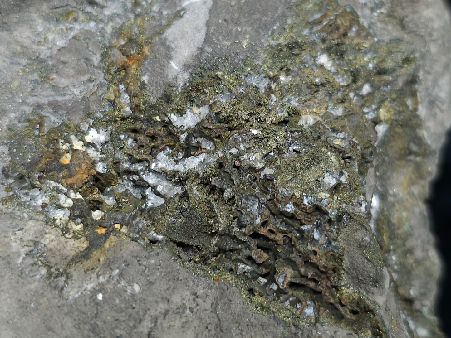 #33185 Special clear Nailhead Spar Calcite cluster with Chalcopyrite ore and multiple small fossils in the matrix