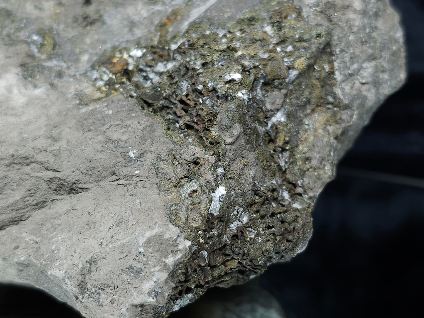 #33185 Special clear Nailhead Spar Calcite cluster with Chalcopyrite ore and multiple small fossils in the matrix