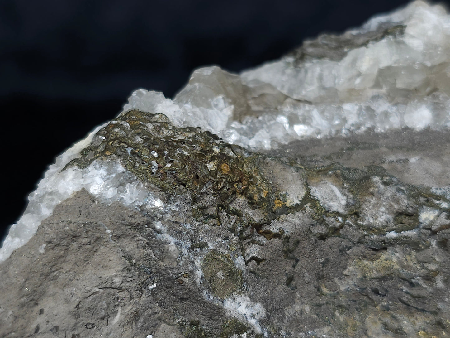 #33185 Special clear Nailhead Spar Calcite cluster with Chalcopyrite ore and multiple small fossils in the matrix