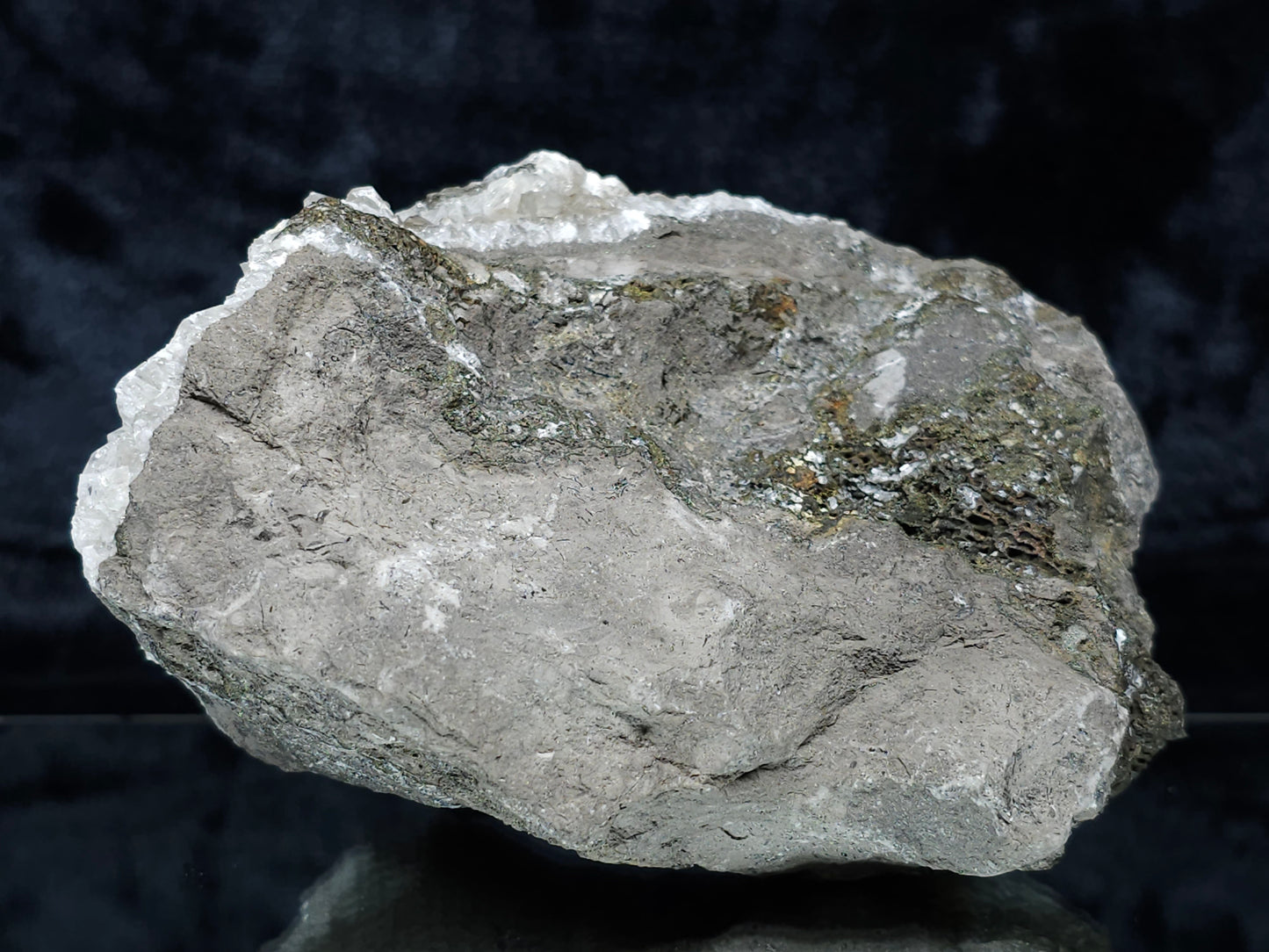#33185 Special clear Nailhead Spar Calcite cluster with Chalcopyrite ore and multiple small fossils in the matrix