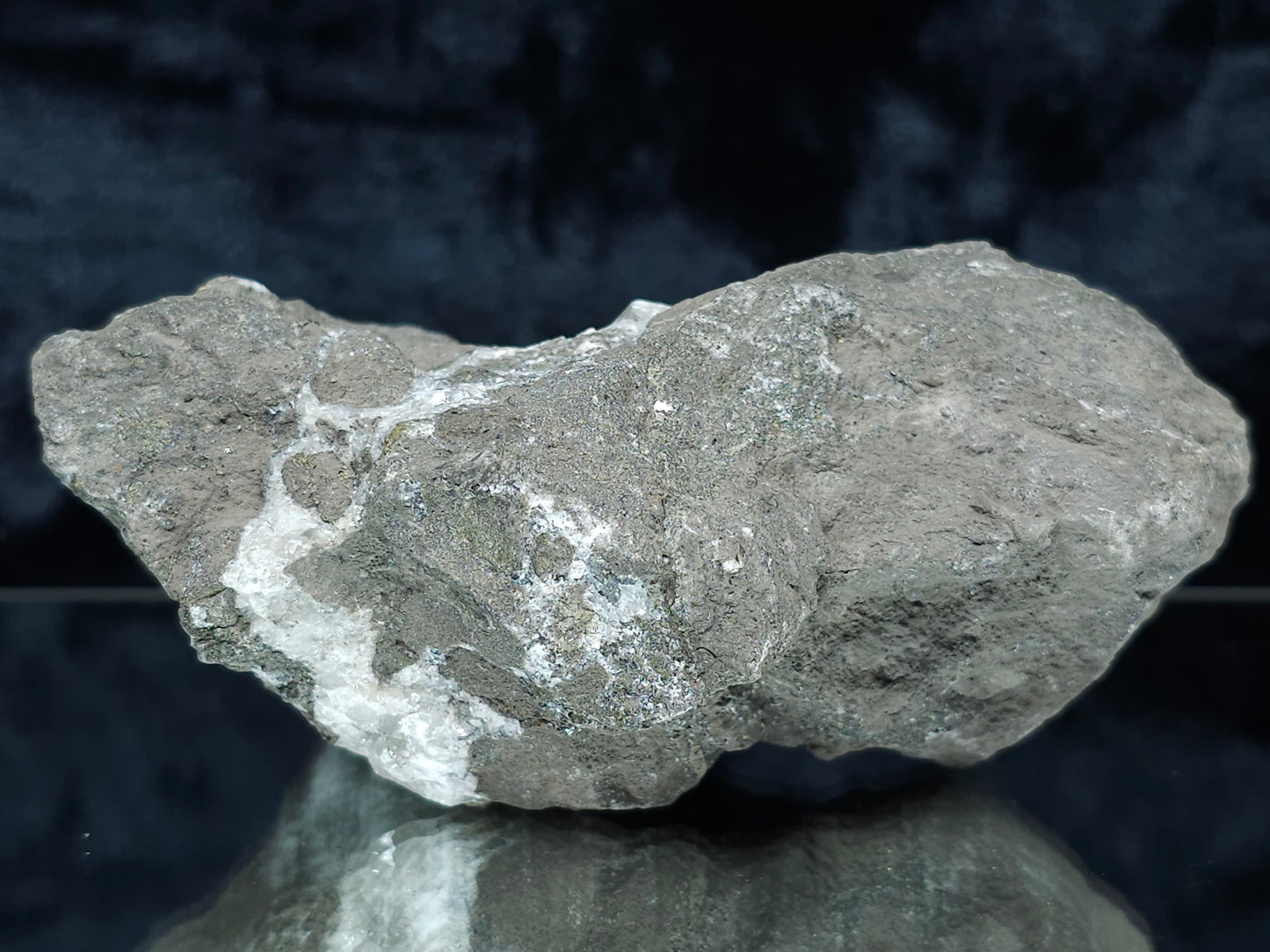 #33190 Special clear Nailhead Spar Calcite cluster with Chalcopyrite ore and multiple small fossils in the matrix