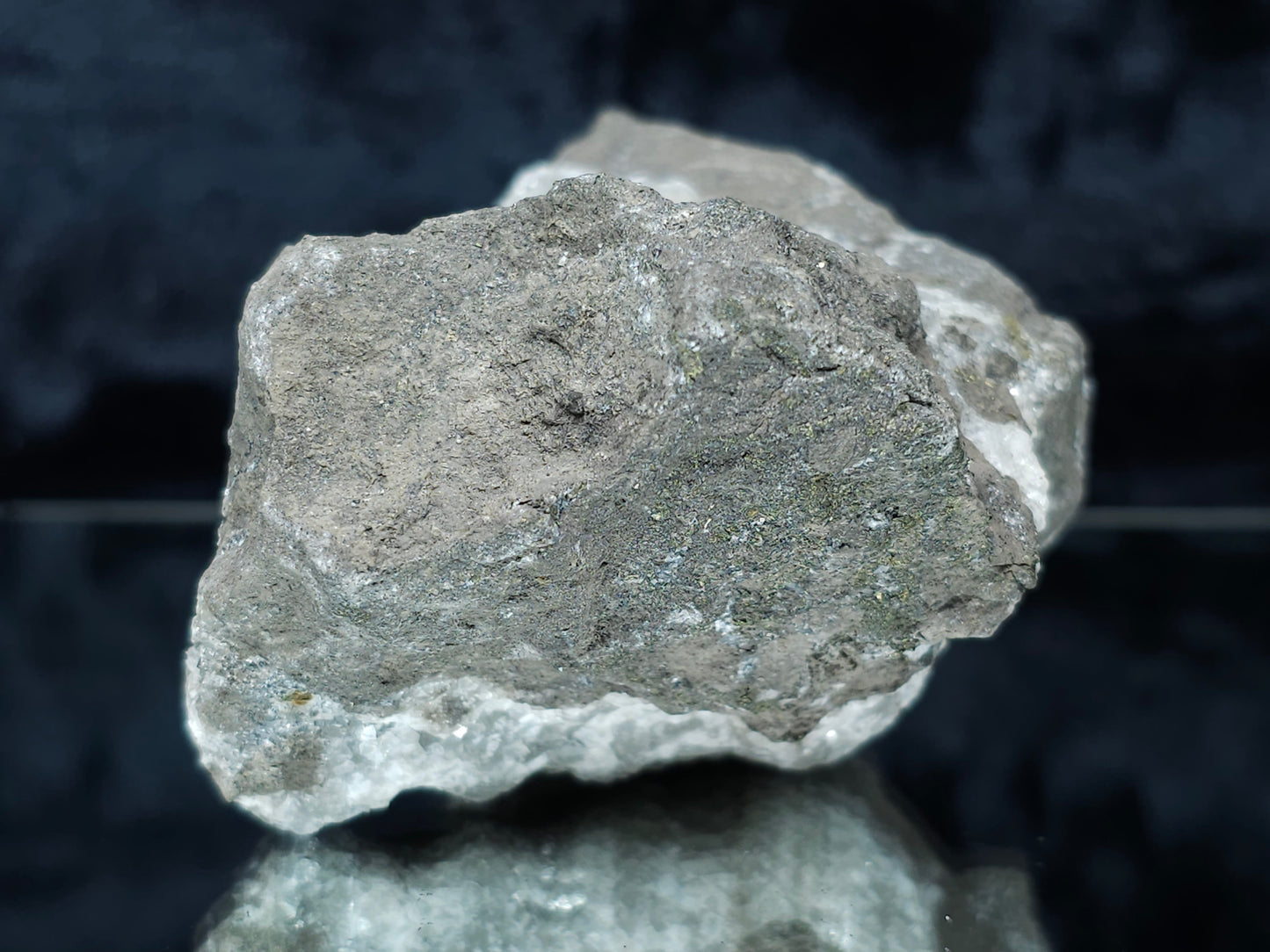#33190 Special clear Nailhead Spar Calcite cluster with Chalcopyrite ore and multiple small fossils in the matrix