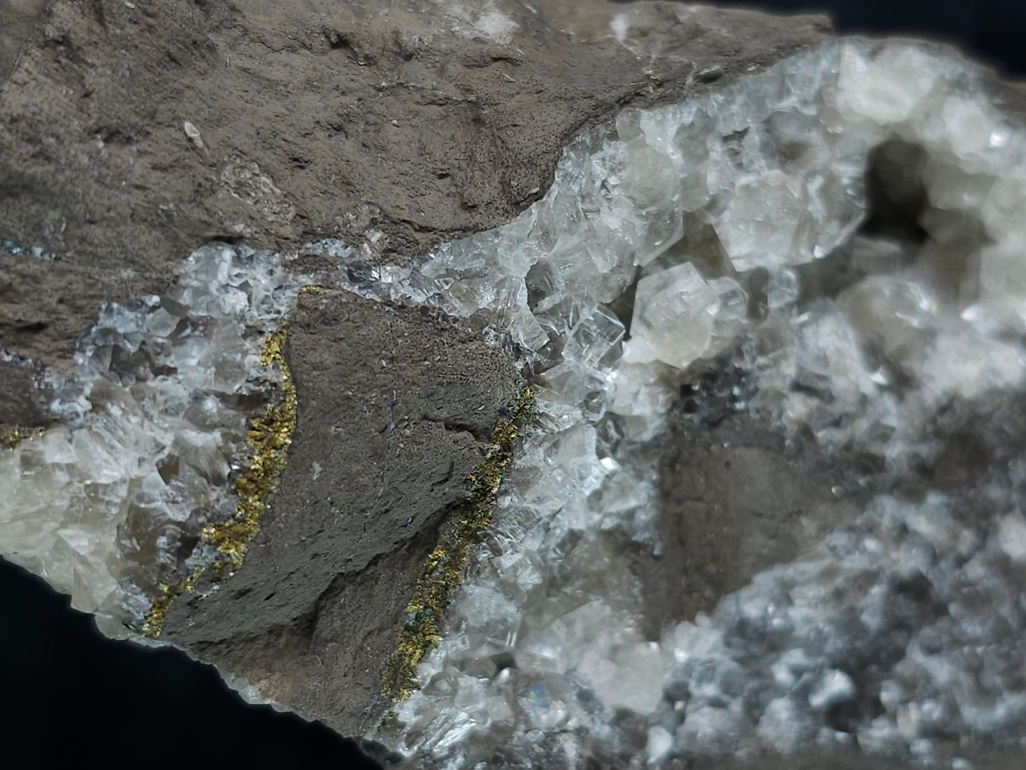 #33191 Special clear Nailhead Spar Calcite cluster with Chalcopyrite ore and multiple small fossils in the matrix