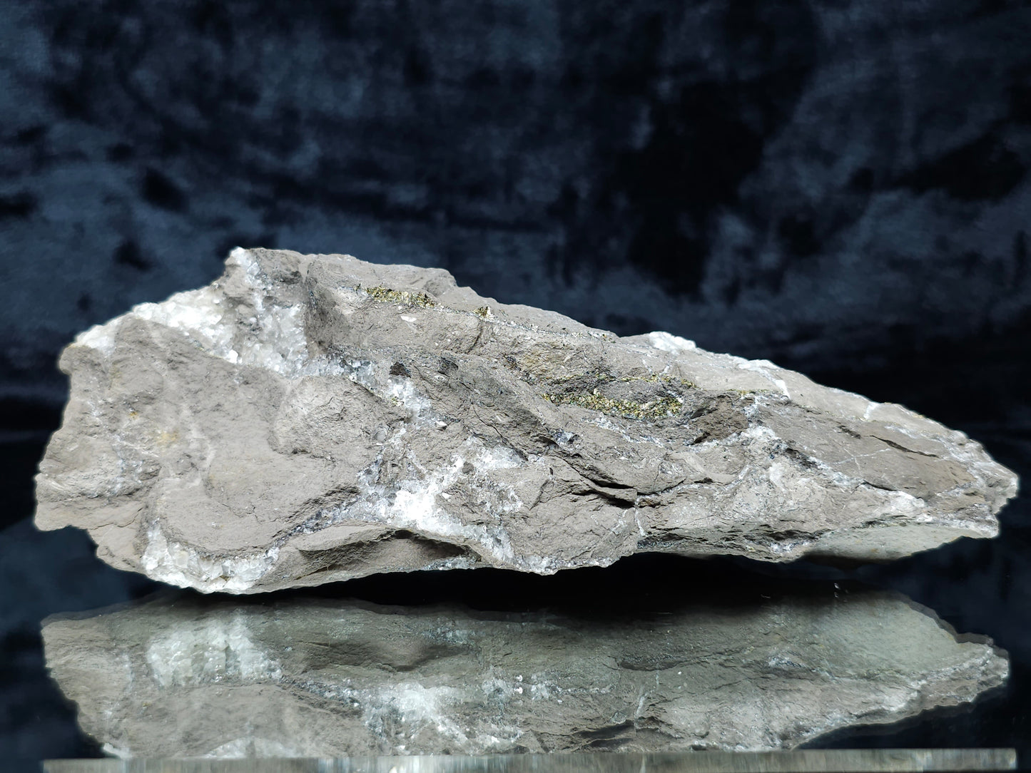 #33191 Special clear Nailhead Spar Calcite cluster with Chalcopyrite ore and multiple small fossils in the matrix