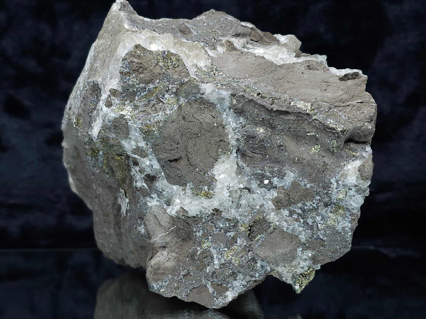 #33192 Special clear Nailhead Spar Calcite cluster with Chalcopyrite ore and multiple small fossils in the matrix
