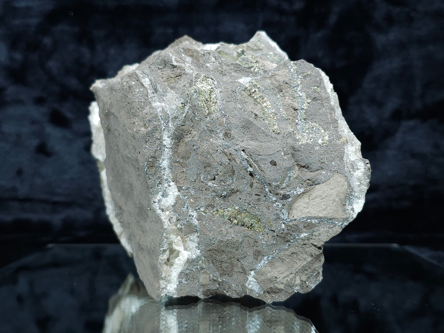 #33192 Special clear Nailhead Spar Calcite cluster with Chalcopyrite ore and multiple small fossils in the matrix