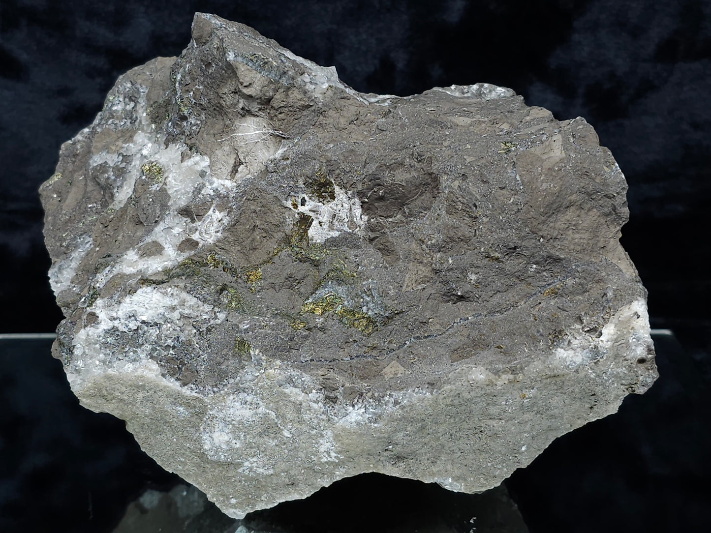 #33192 Special clear Nailhead Spar Calcite cluster with Chalcopyrite ore and multiple small fossils in the matrix