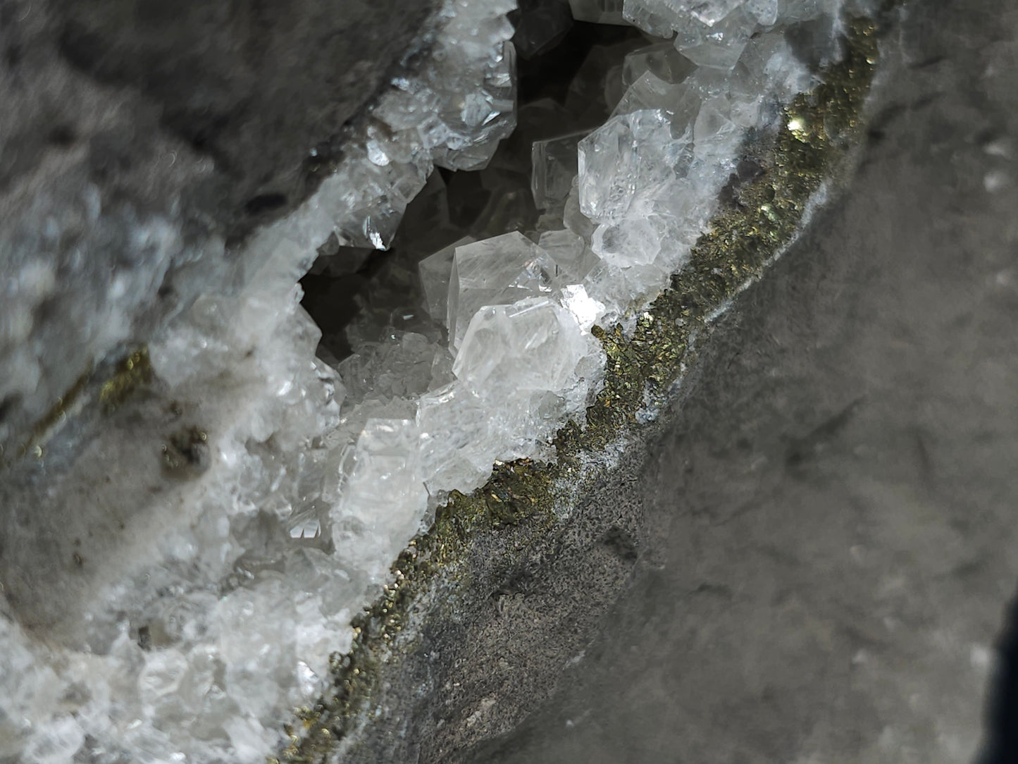 #33193 Special clear Nailhead Spar Calcite cluster and geode with Chalcopyrite ore and multiple small fossils in the matrix