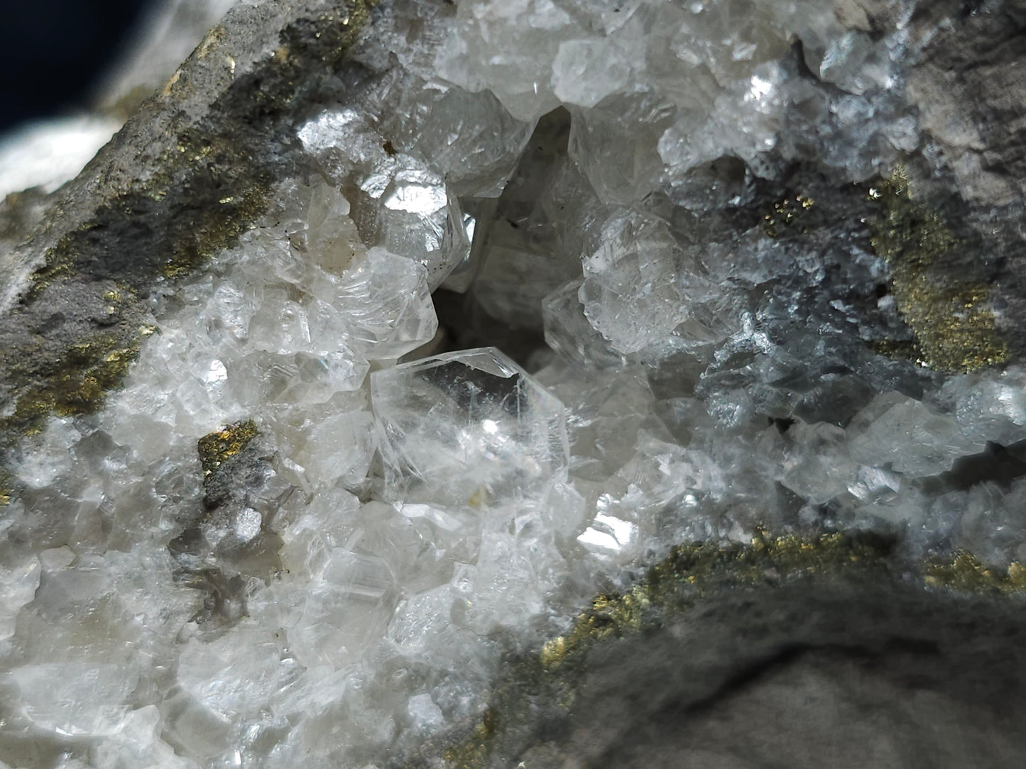 #33193 Special clear Nailhead Spar Calcite cluster and geode with Chalcopyrite ore and multiple small fossils in the matrix