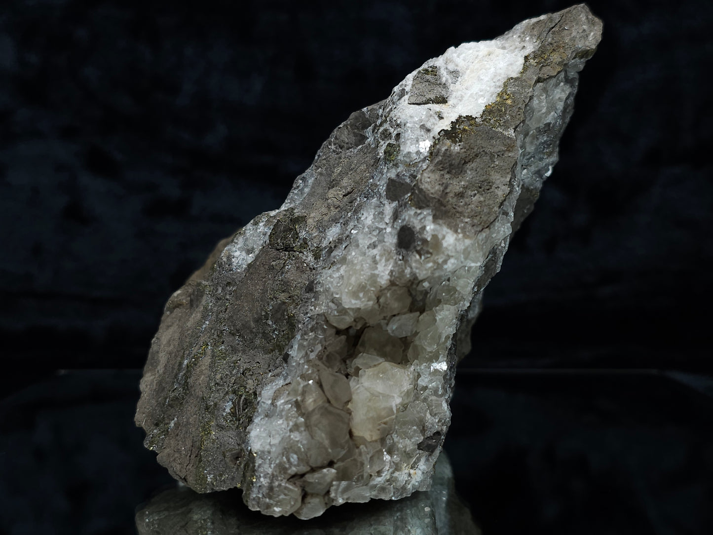 #33193 Special clear Nailhead Spar Calcite cluster and geode with Chalcopyrite ore and multiple small fossils in the matrix